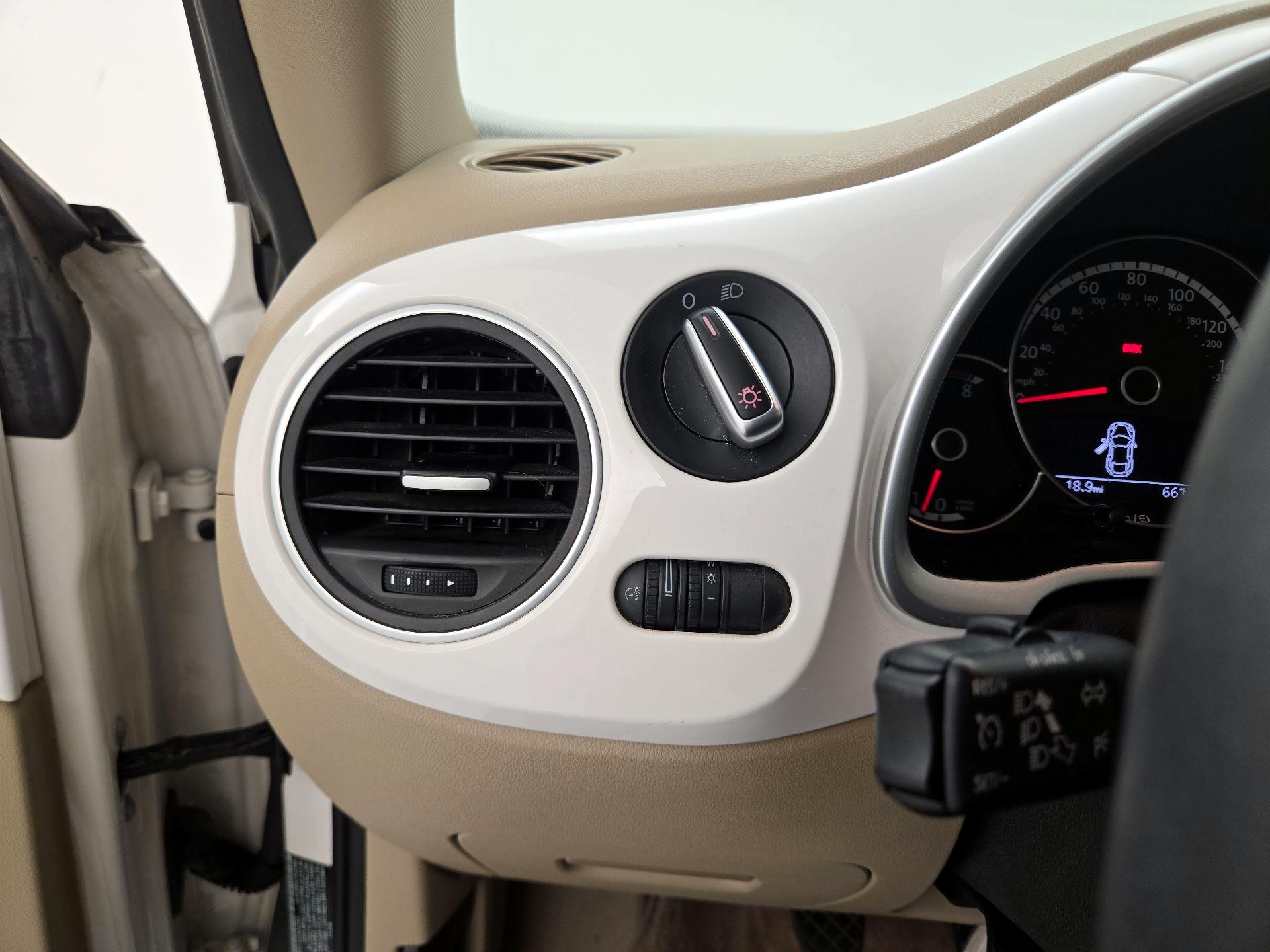 Thumbnail: 2014 Volkswagen Beetle - 13