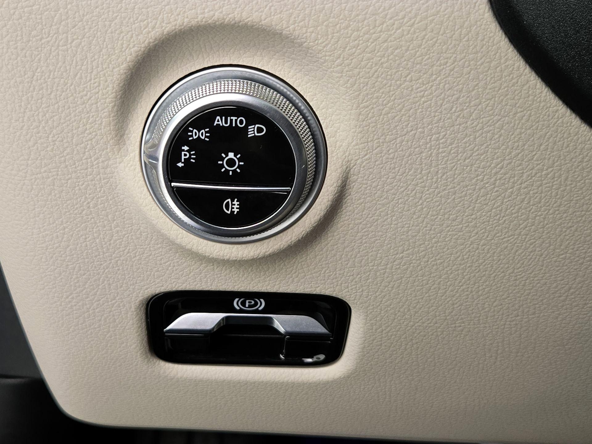 Thumbnail: 2023 Mercedes-Benz C-Class - 13