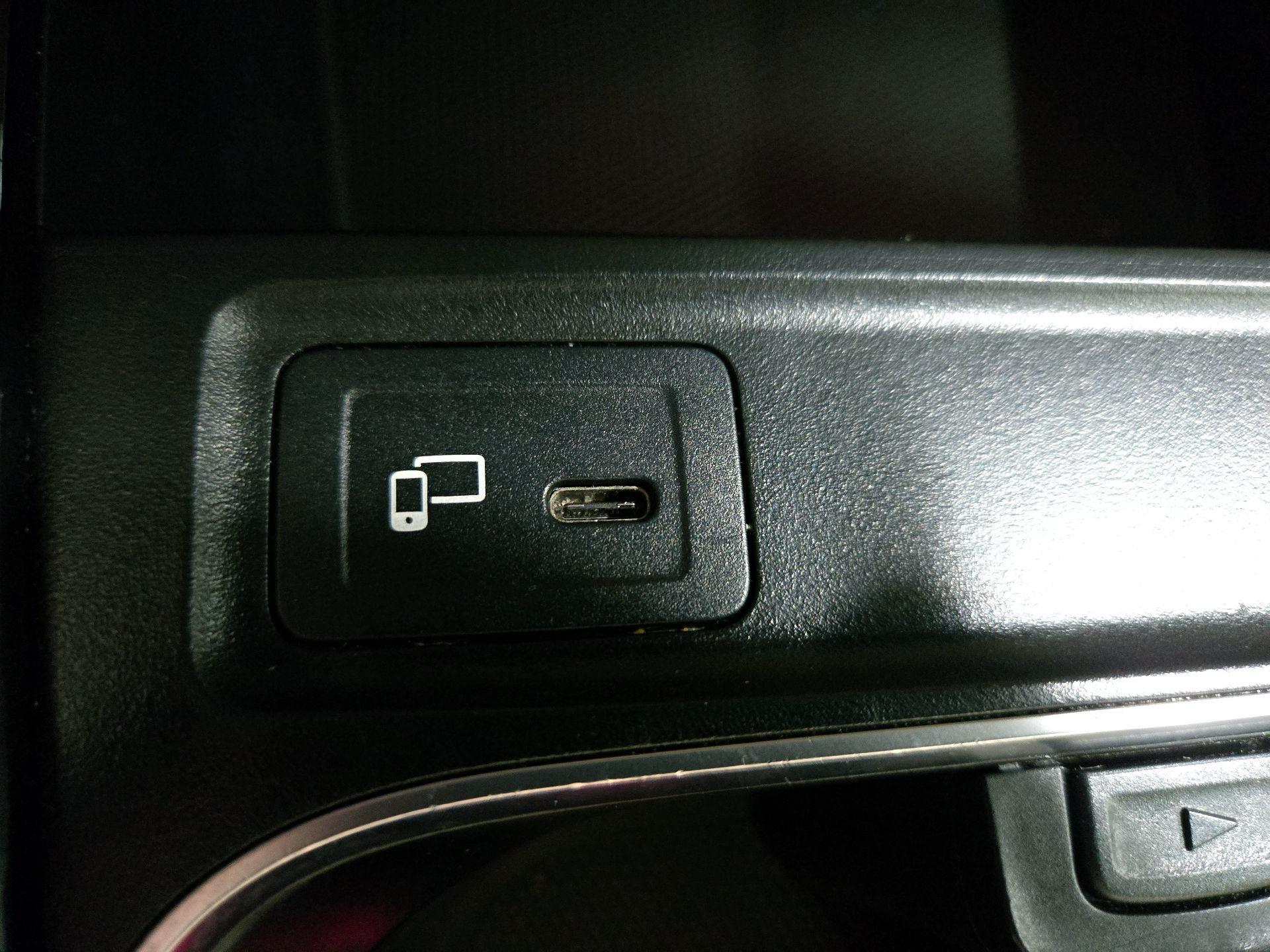 Thumbnail: 2021 Mercedes-Benz GLB - 18