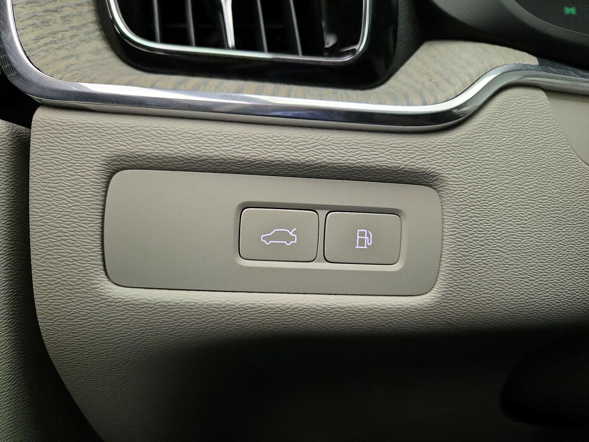 Thumbnail: 2023 Volvo XC60 - 13