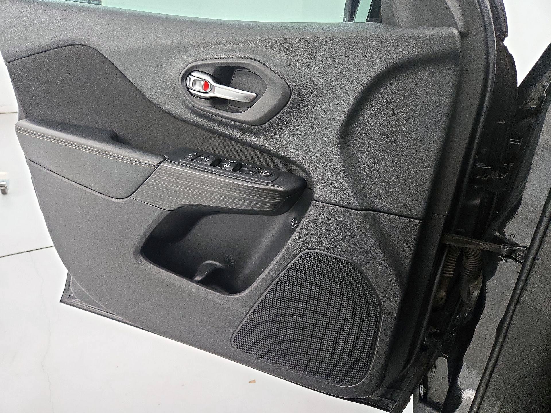 Thumbnail: 2015 Jeep Cherokee - 12