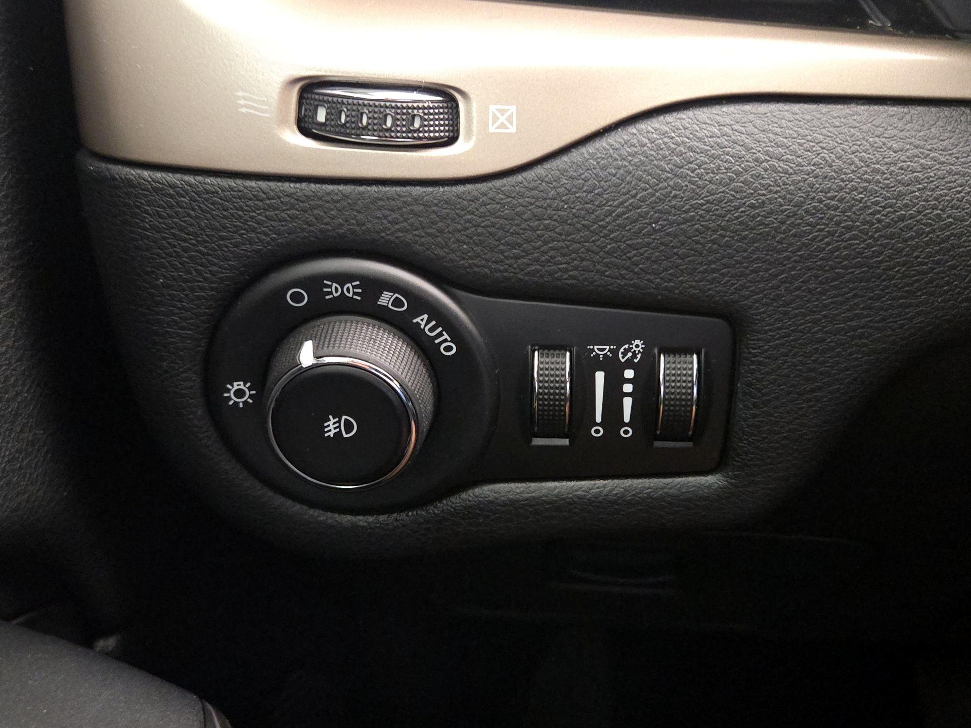 Thumbnail: 2015 Jeep Cherokee - 13