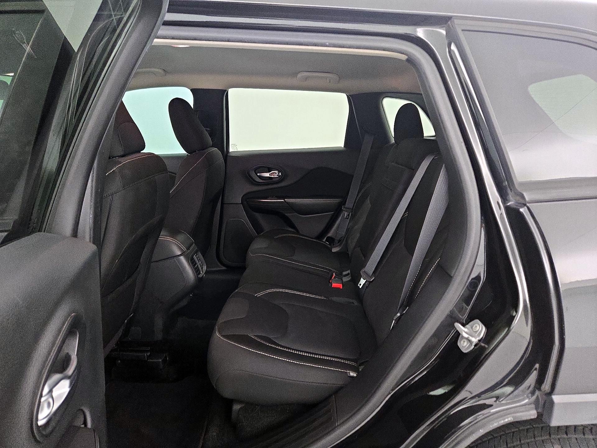 Thumbnail: 2015 Jeep Cherokee - 19