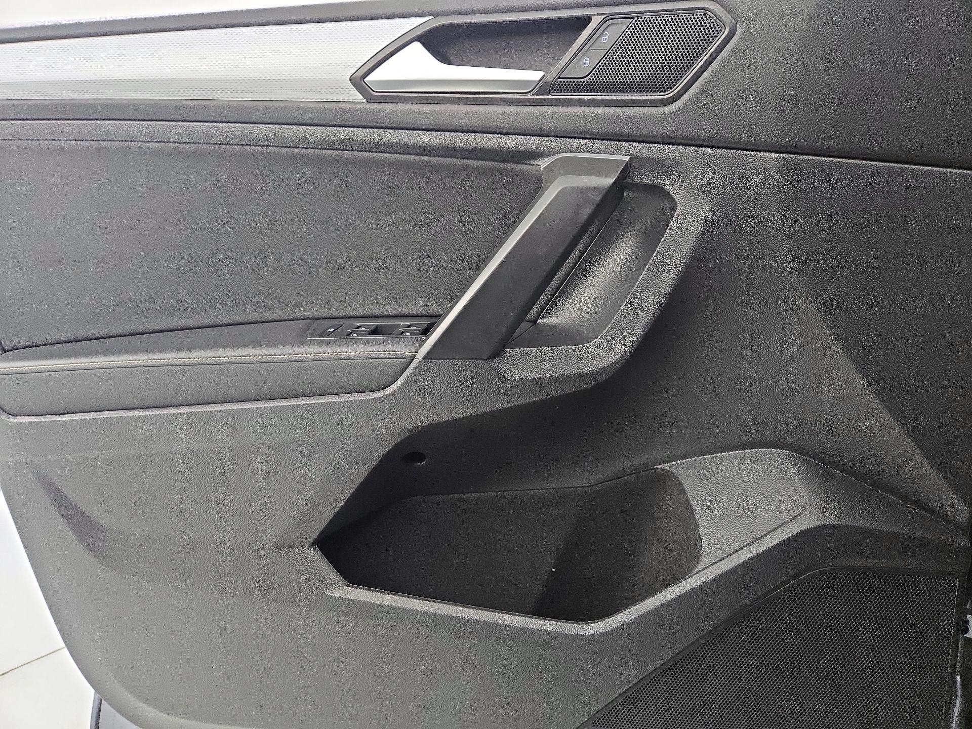 Thumbnail: 2023 Volkswagen Tiguan - 12