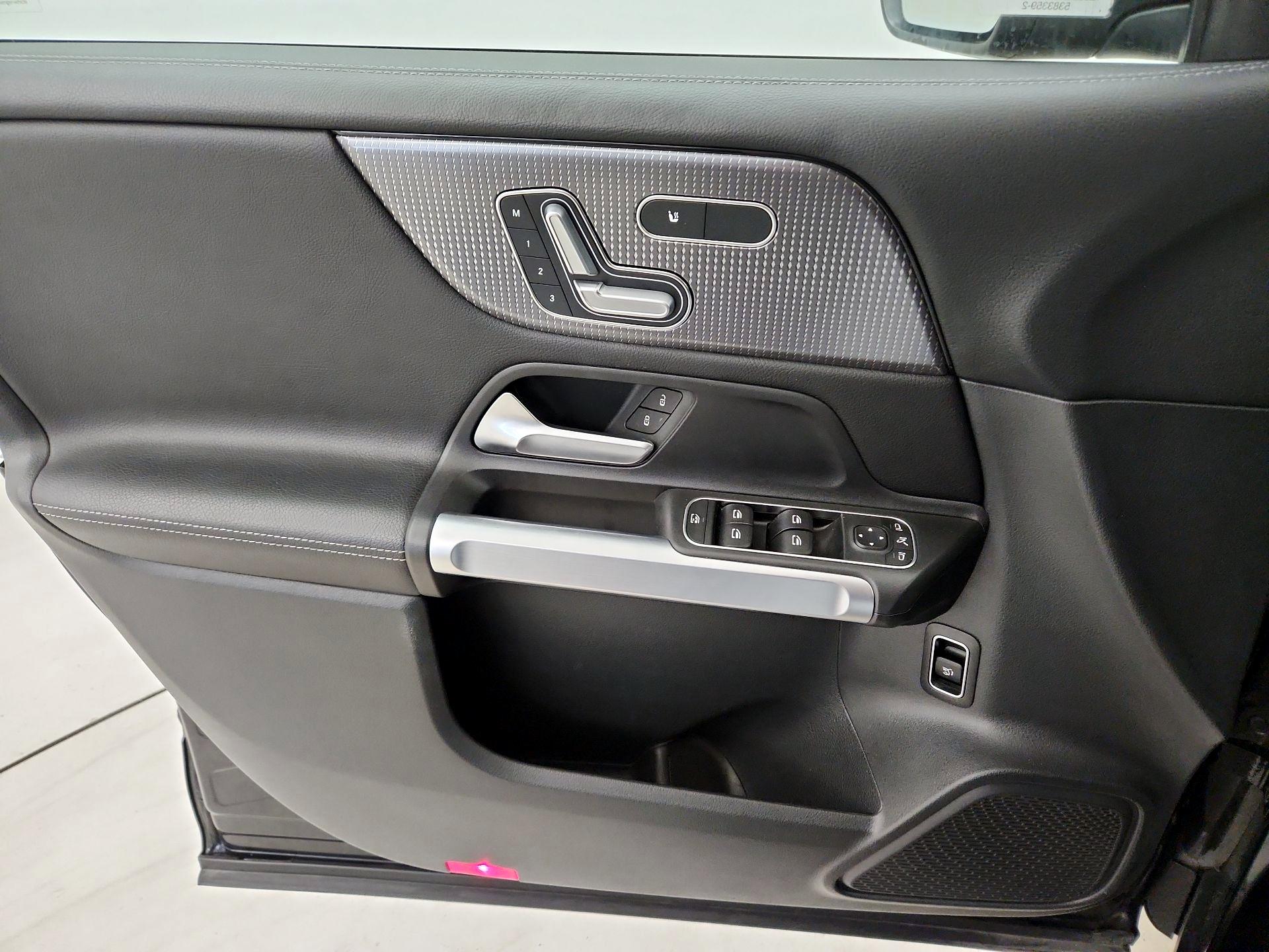 Thumbnail: 2023 Mercedes-Benz GLB - 12