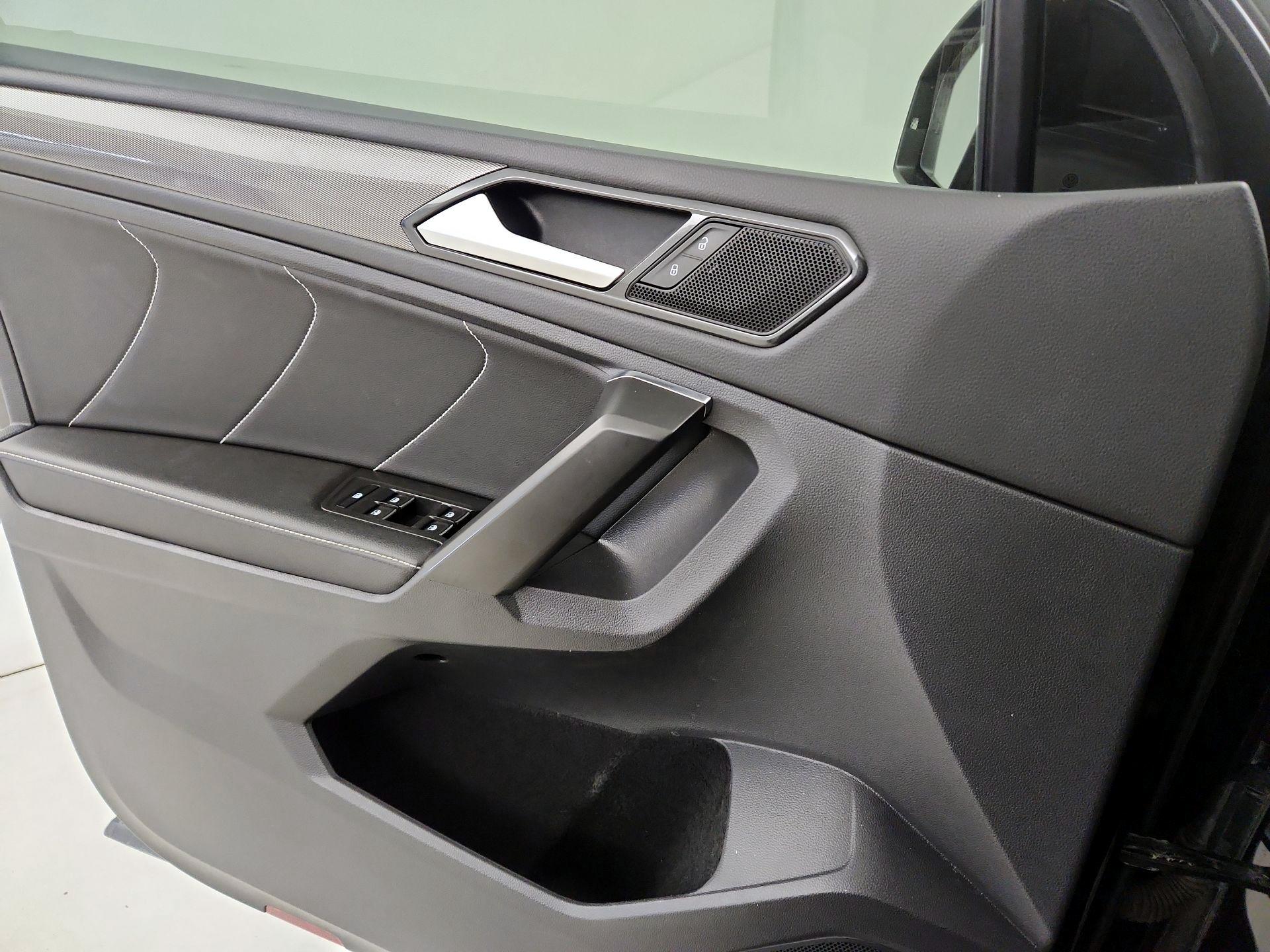 Thumbnail: 2023 Volkswagen Tiguan - 12