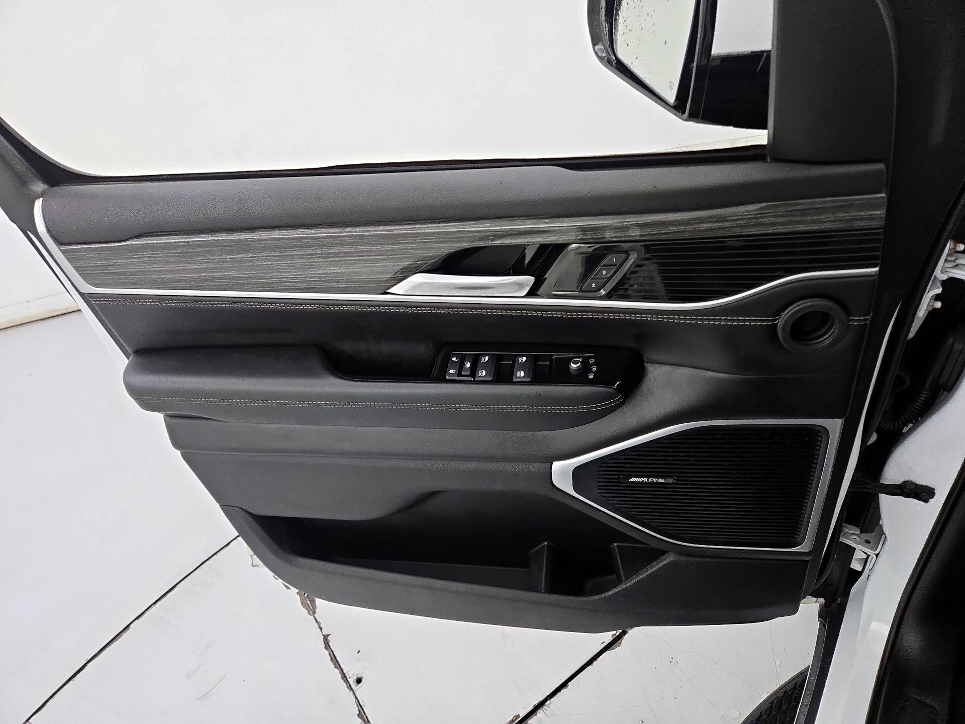 Thumbnail: 2022 Jeep Wagoneer - 12