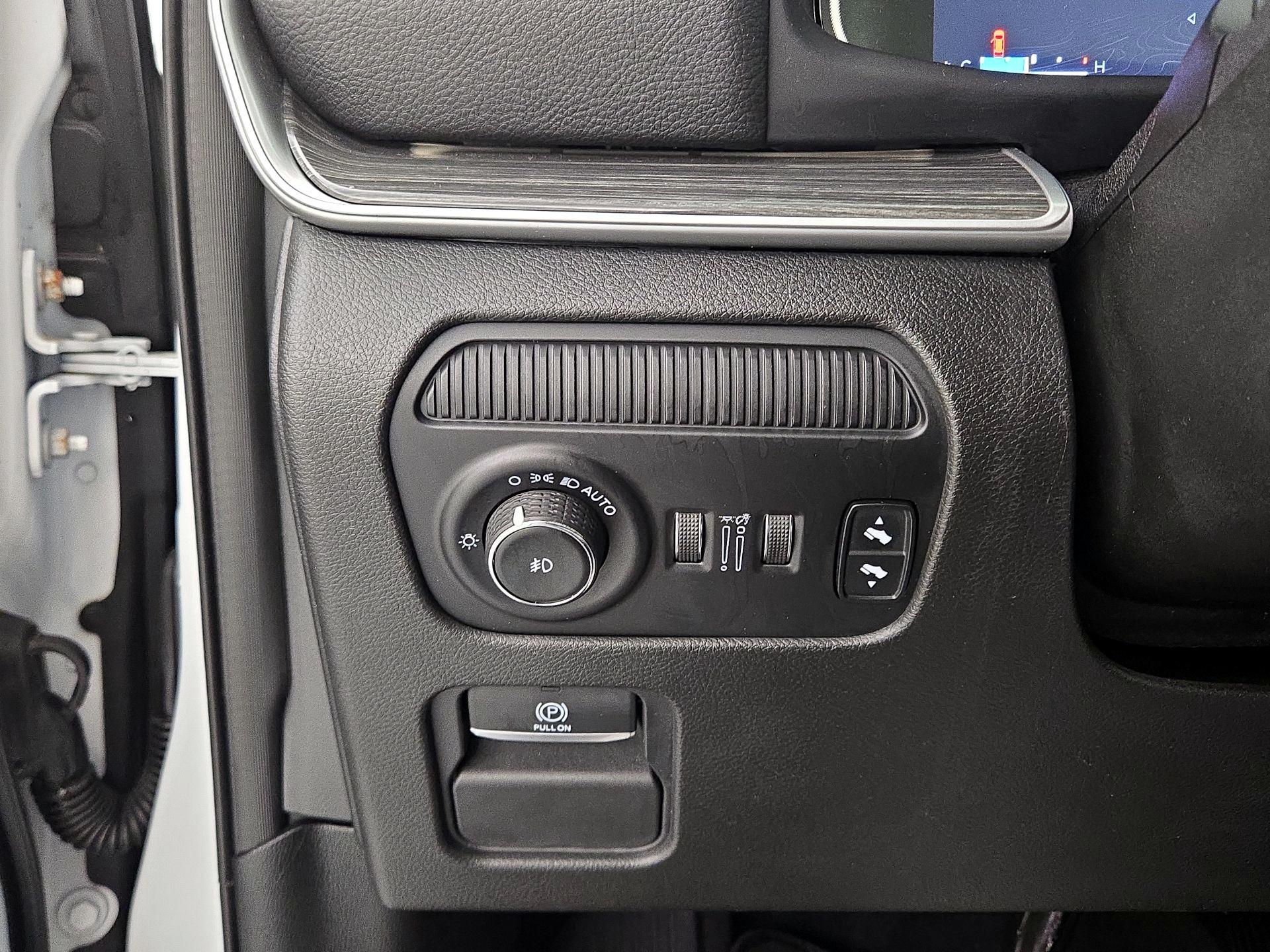 Thumbnail: 2022 Jeep Wagoneer - 13