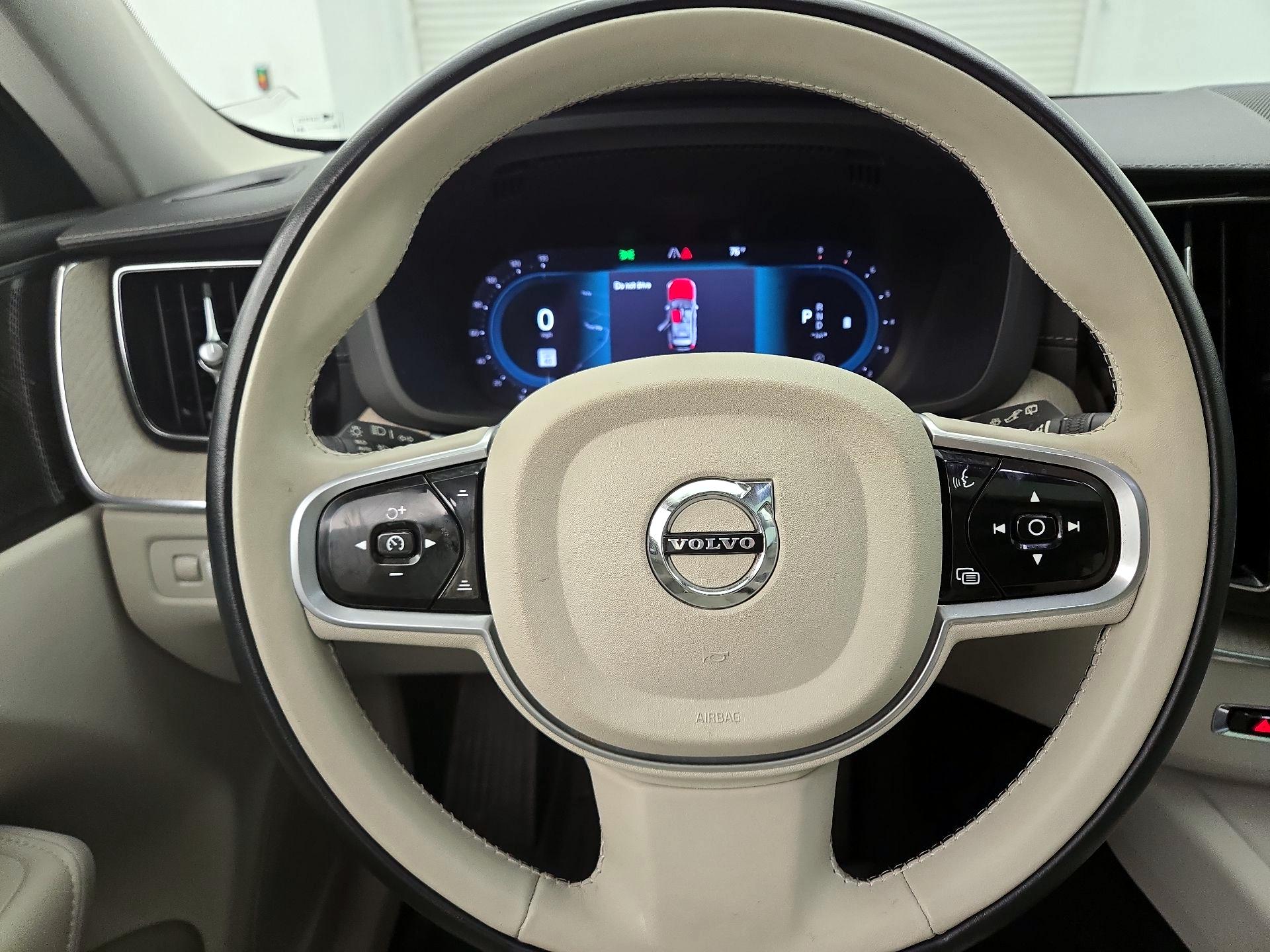 Thumbnail: 2022 Volvo XC60 - 10