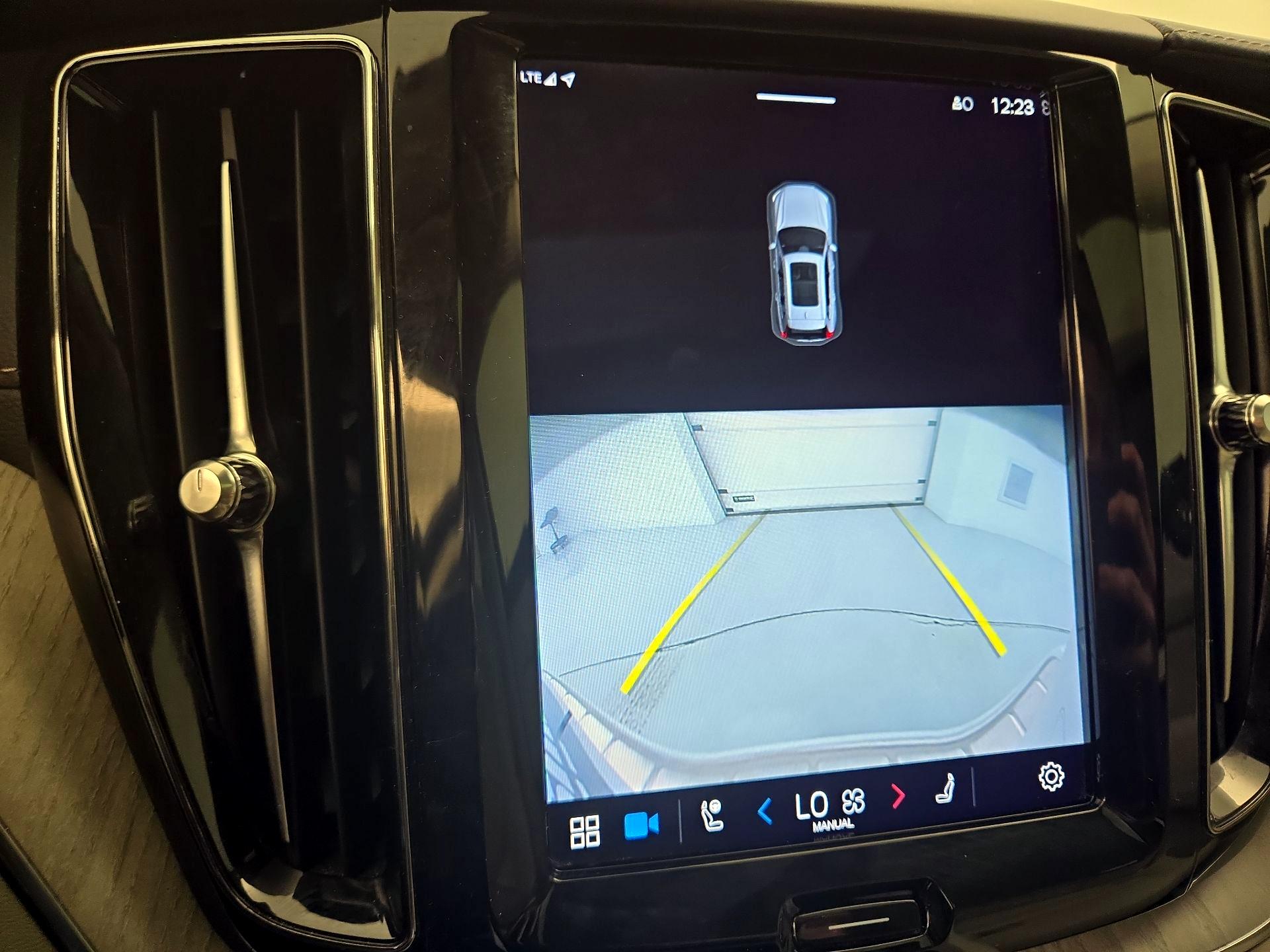 Thumbnail: 2022 Volvo XC60 - 14