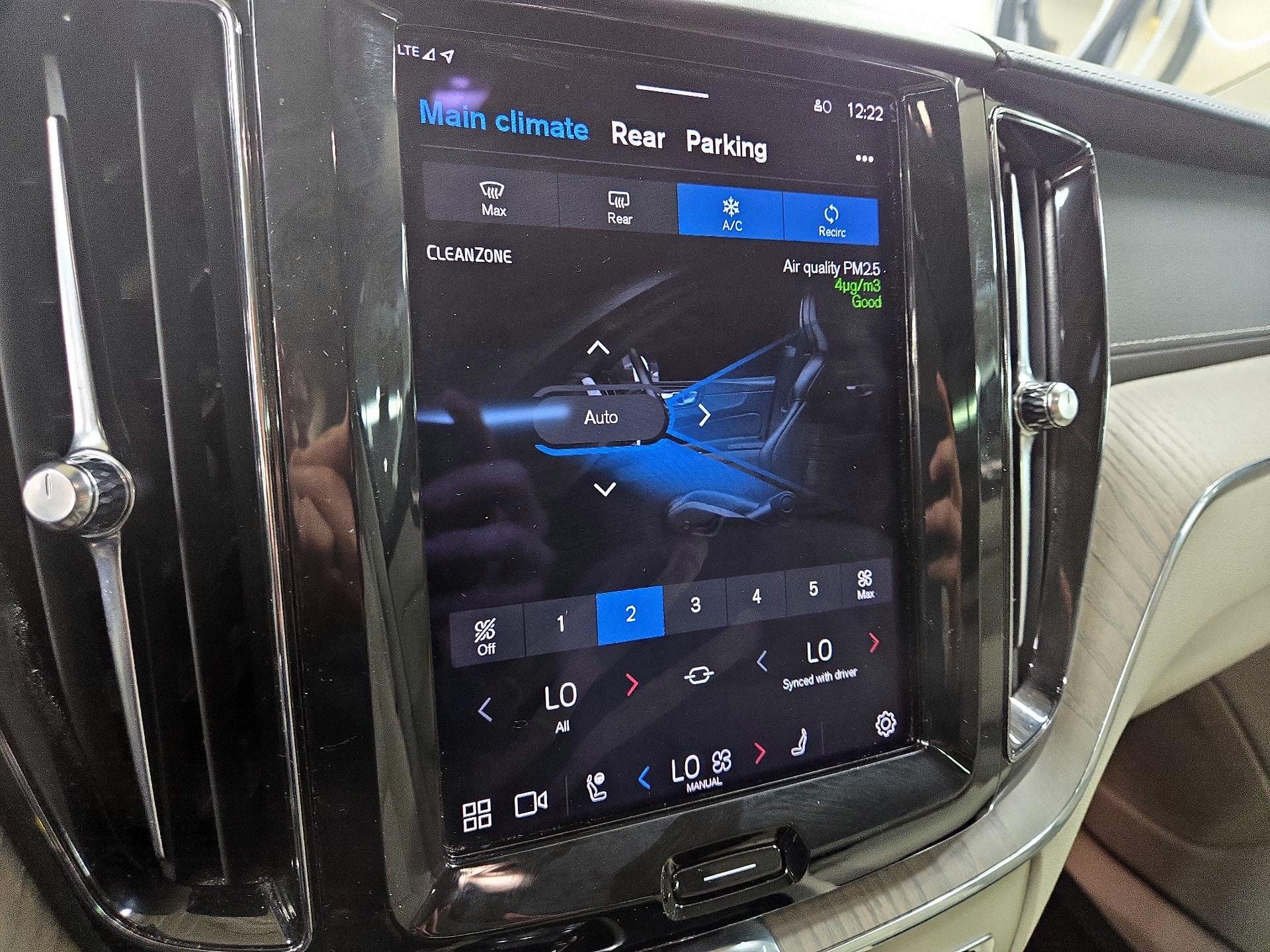 Thumbnail: 2022 Volvo XC60 - 16