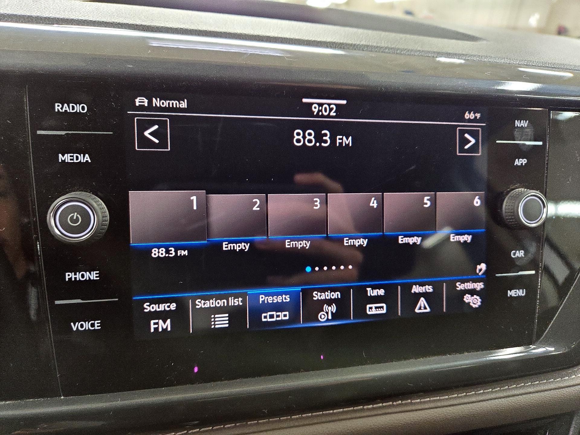 Thumbnail: 2022 Volkswagen Taos - 15