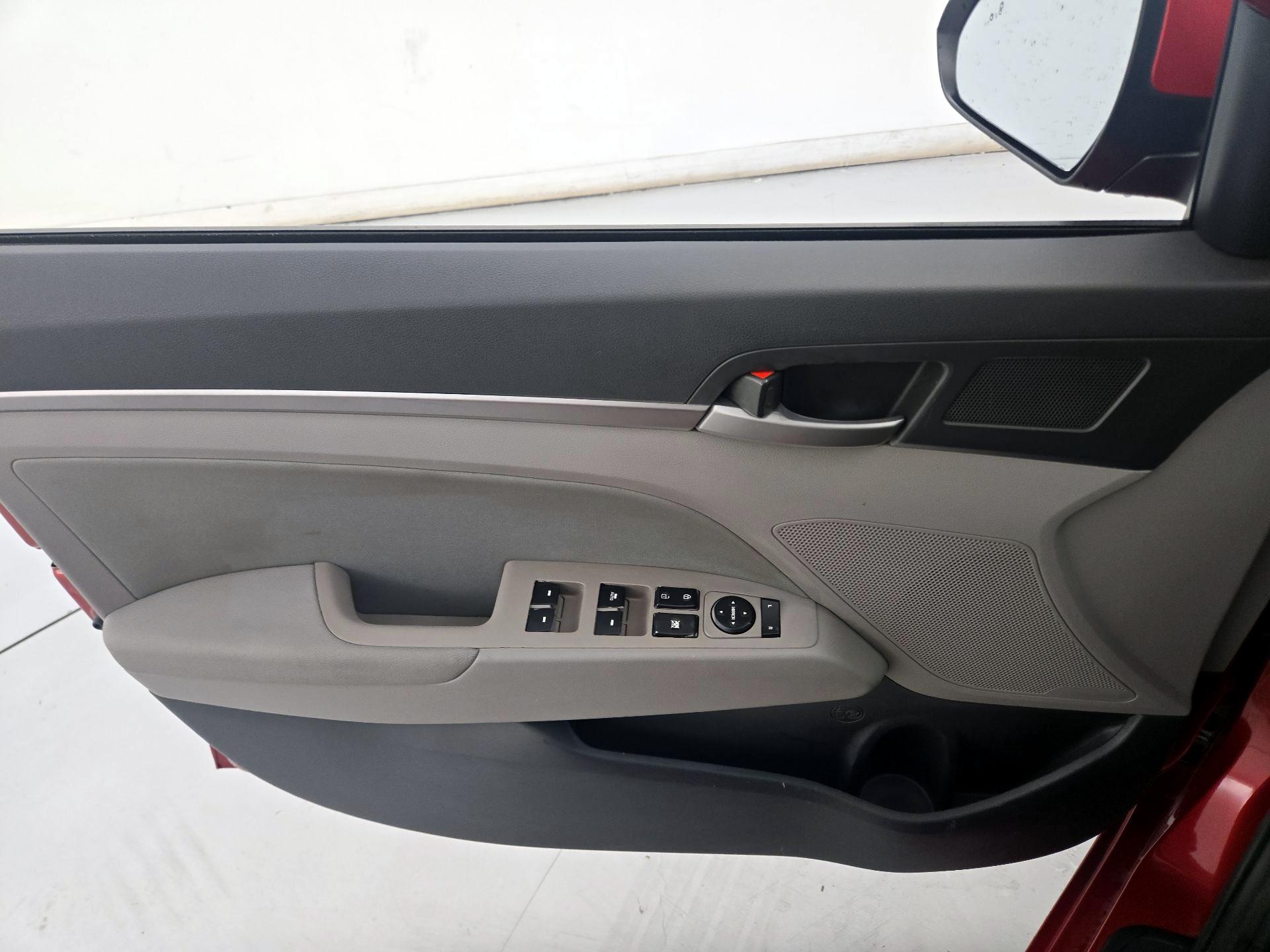 Thumbnail: 2017 Hyundai Elantra - 12