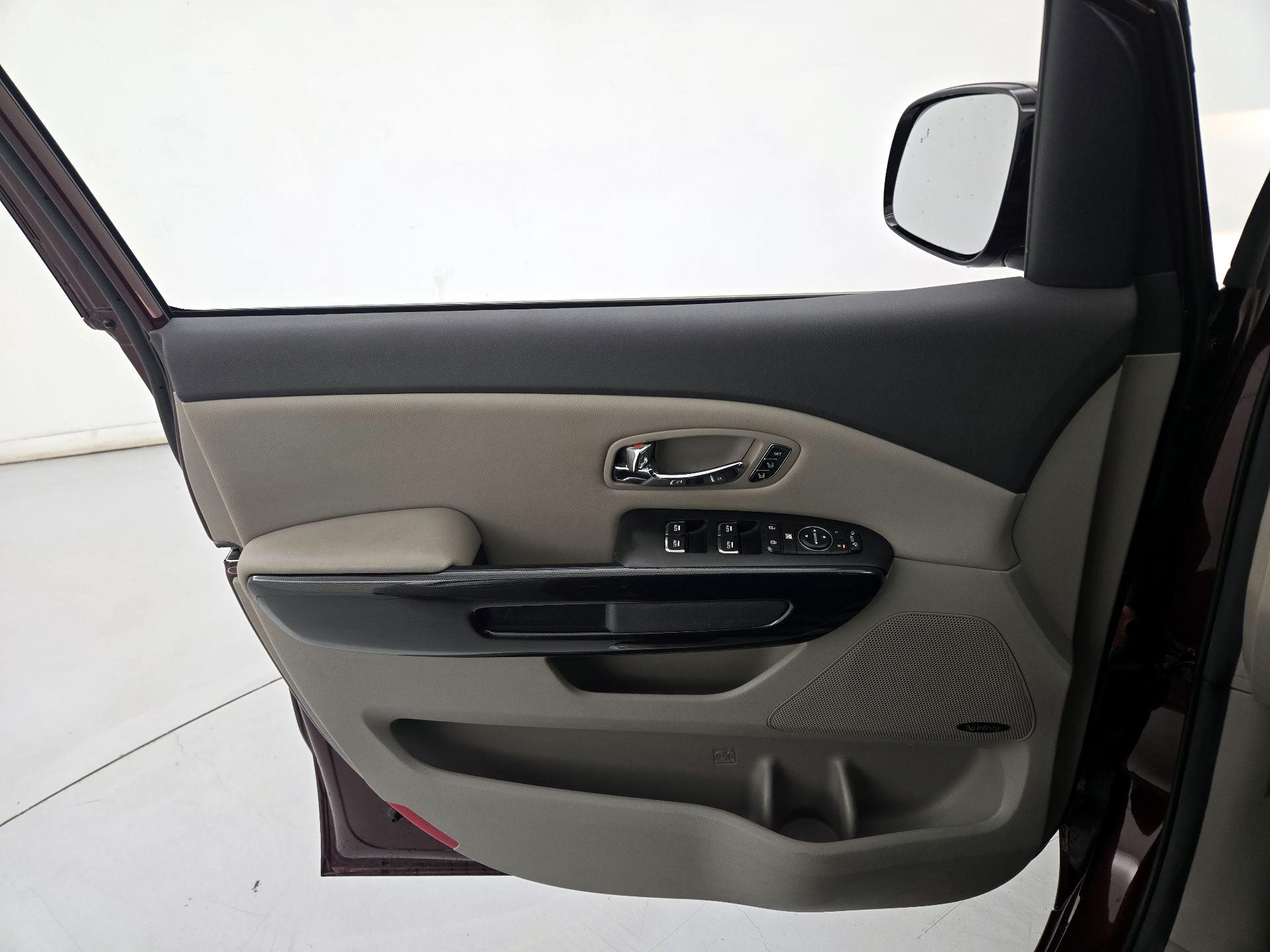 Thumbnail: 2017 Kia Sedona - 12