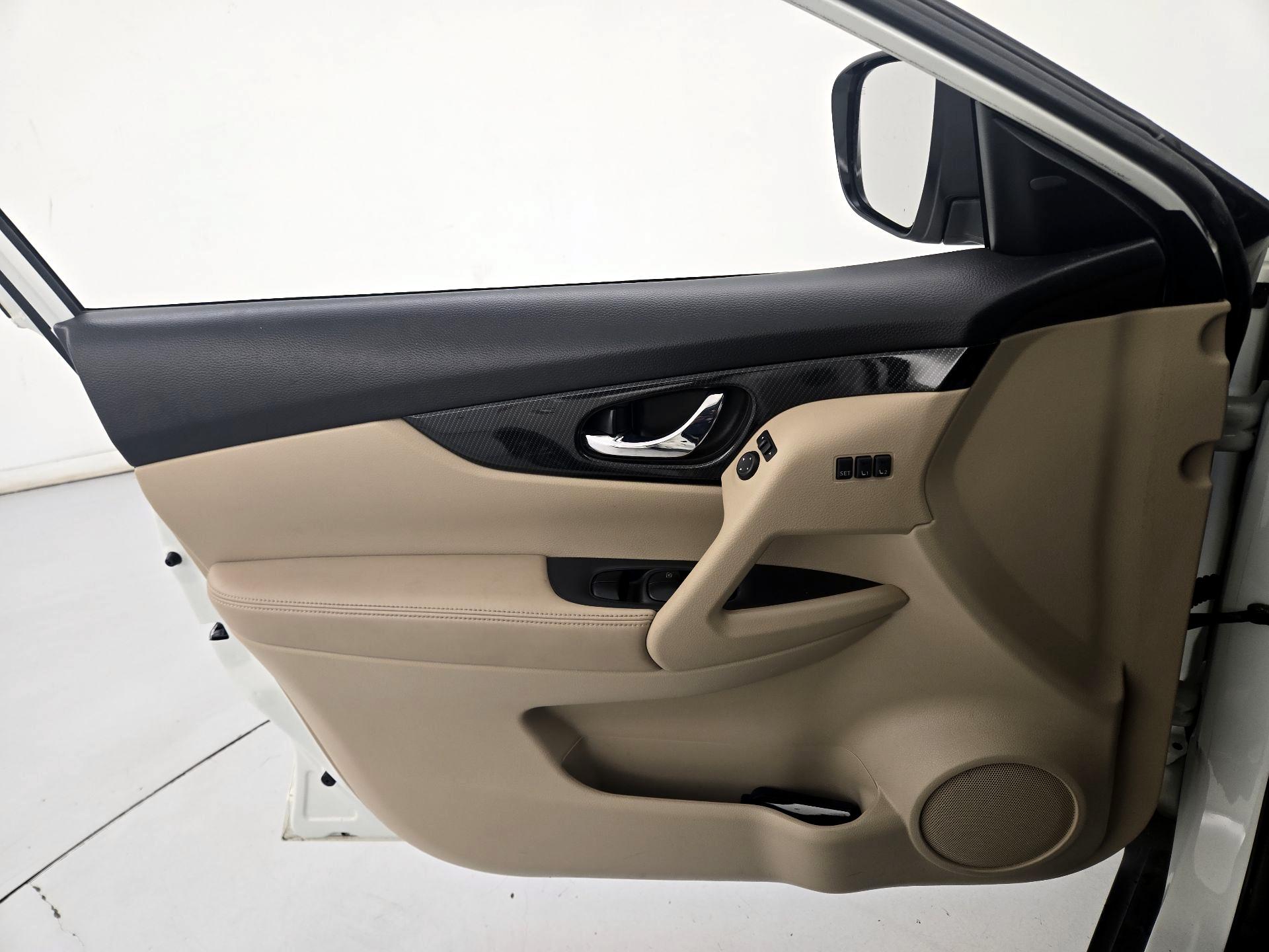 Thumbnail: 2017 Nissan Rogue - 12