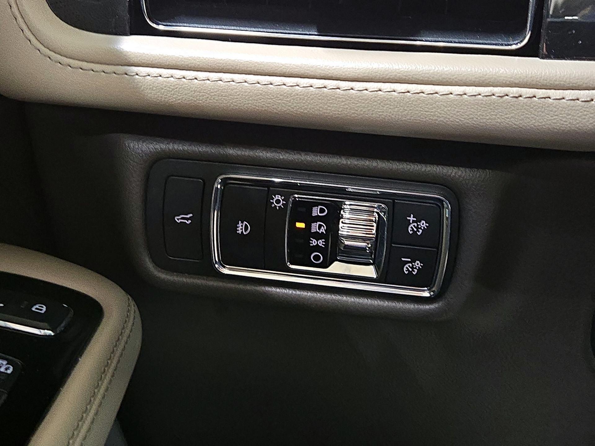 Thumbnail: 2021 Lincoln Aviator - 13