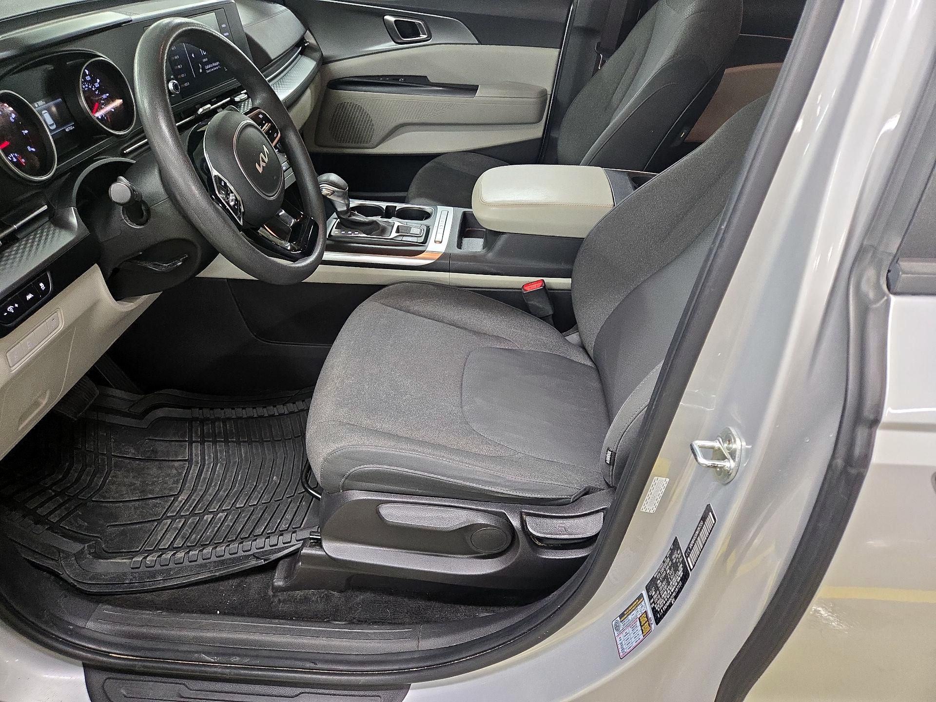 Thumbnail: 2022 Kia Carnival - 11