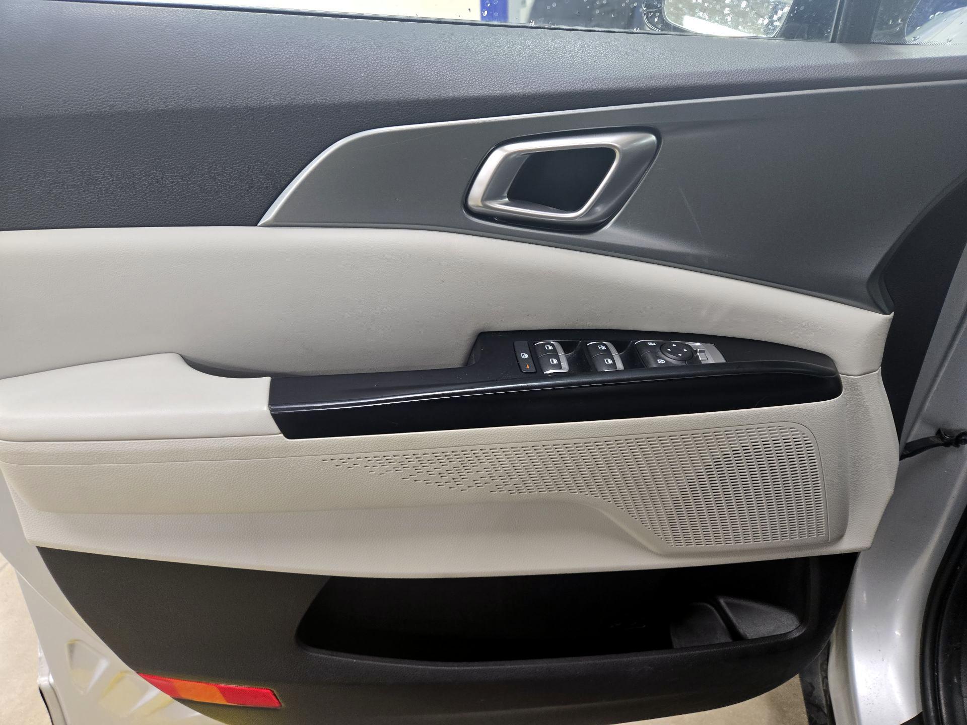 Thumbnail: 2022 Kia Carnival - 12