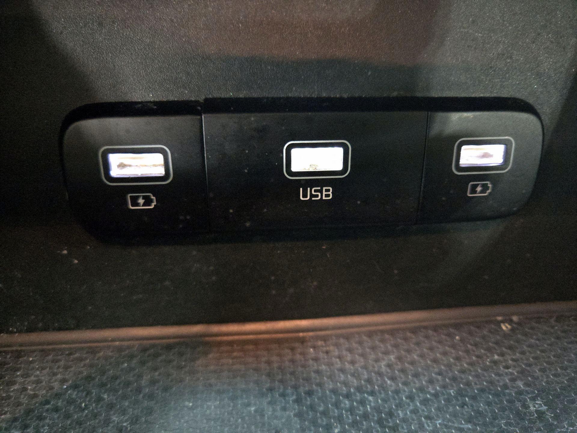 Thumbnail: 2022 Kia Carnival - 18