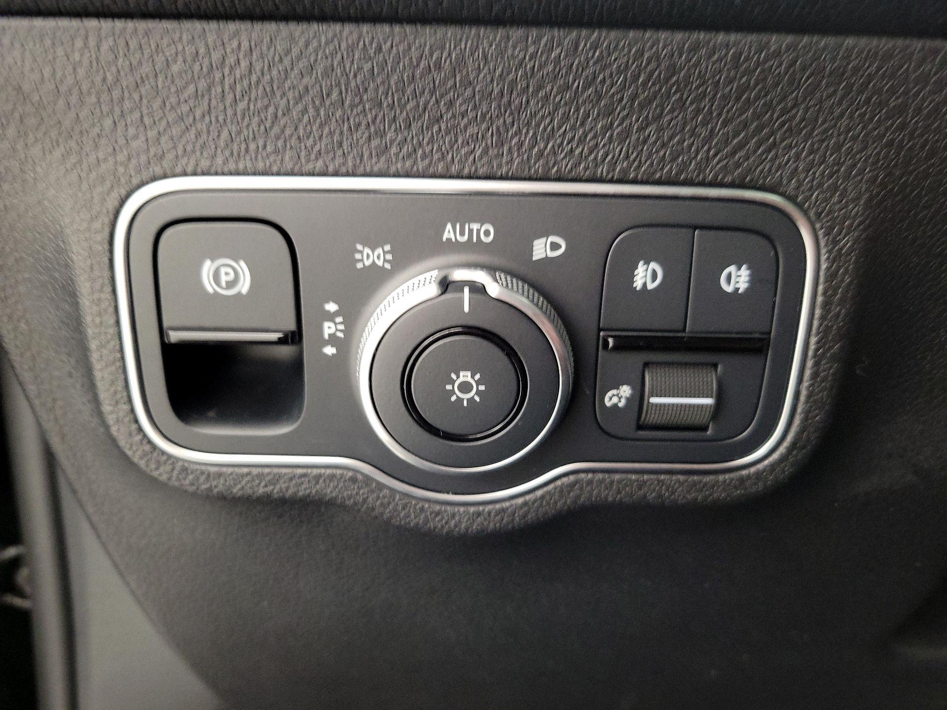 Thumbnail: 2022 Mercedes-Benz GLB - 13