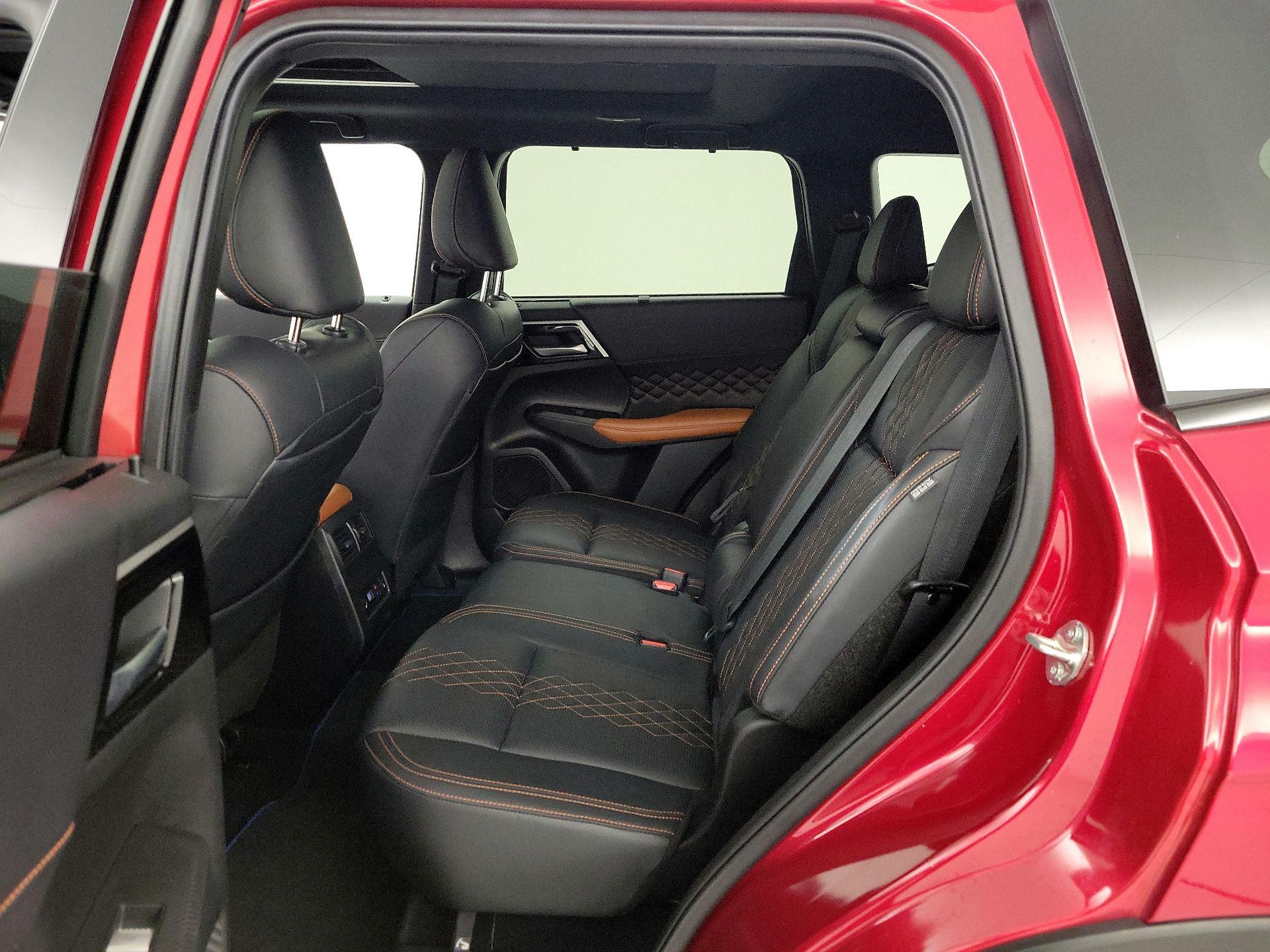 Thumbnail: 2023 Mitsubishi Outlander - 19