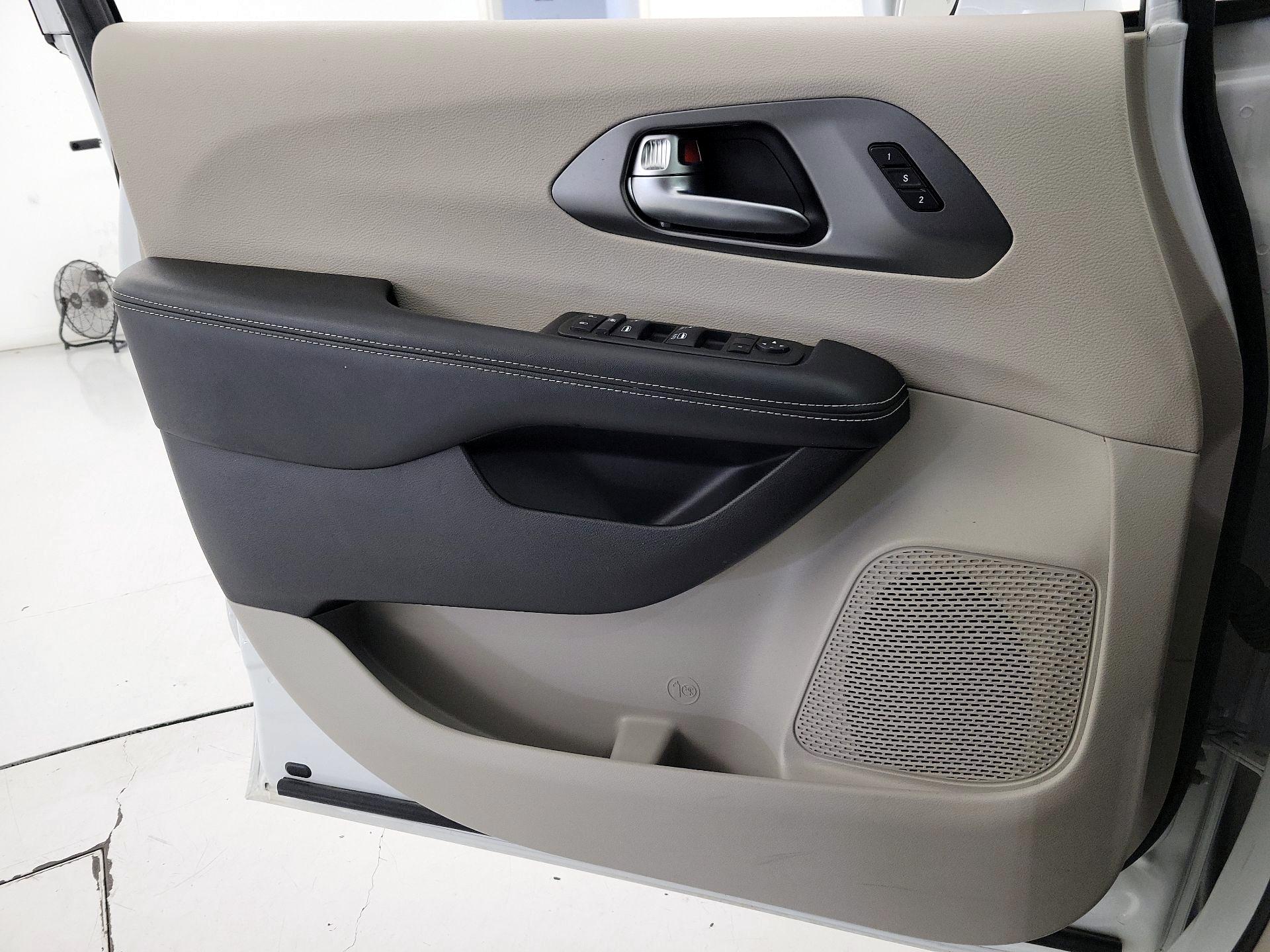 Thumbnail: 2022 Chrysler Pacifica - 12