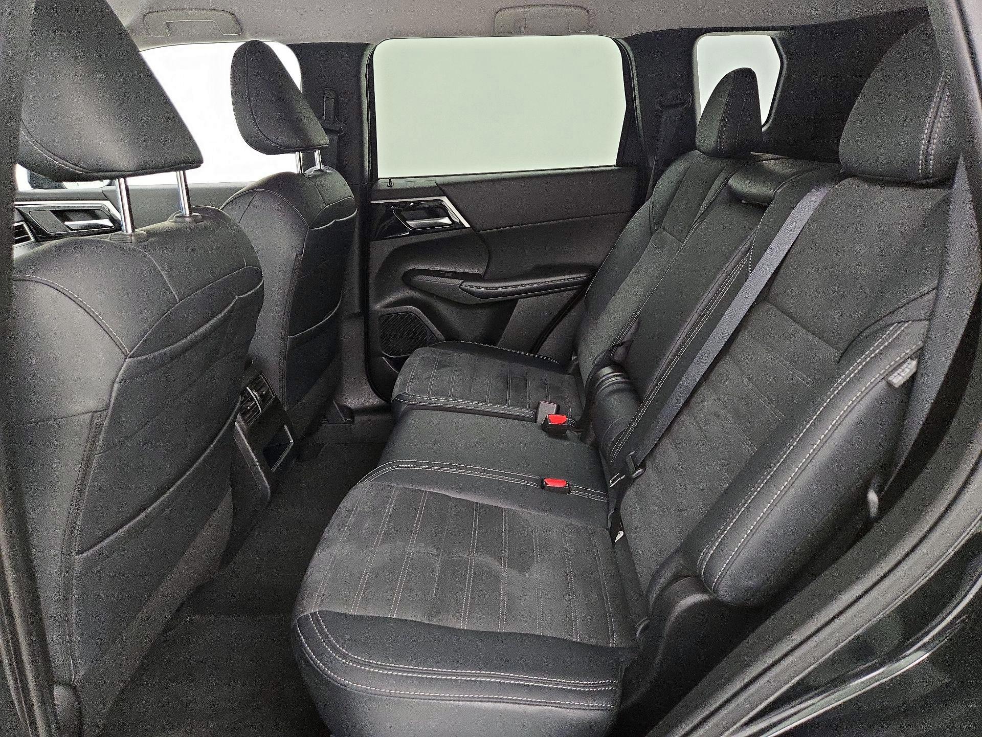 Thumbnail: 2024 Mitsubishi Outlander - 19