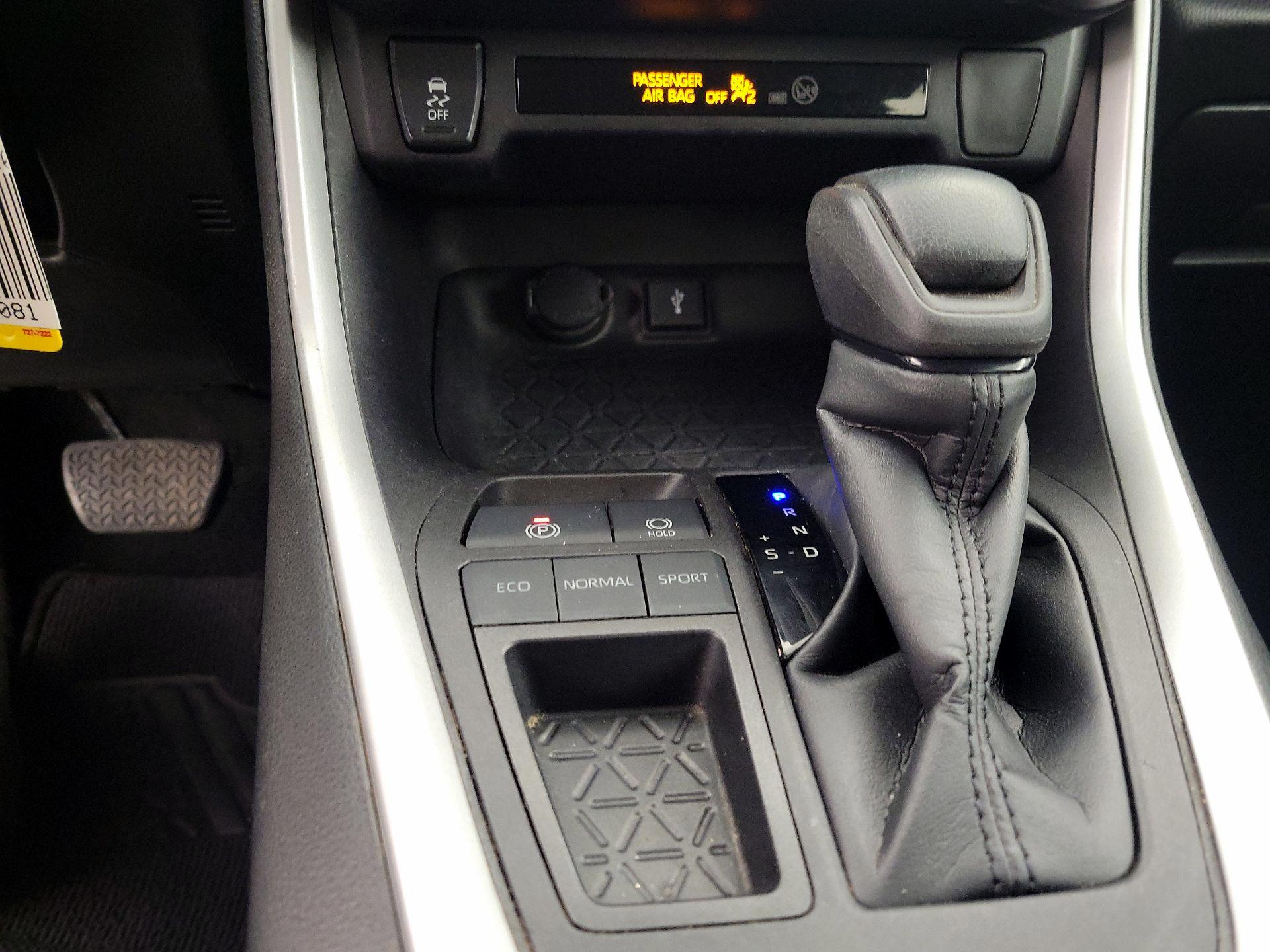 Thumbnail: 2022 Toyota RAV4 - 17