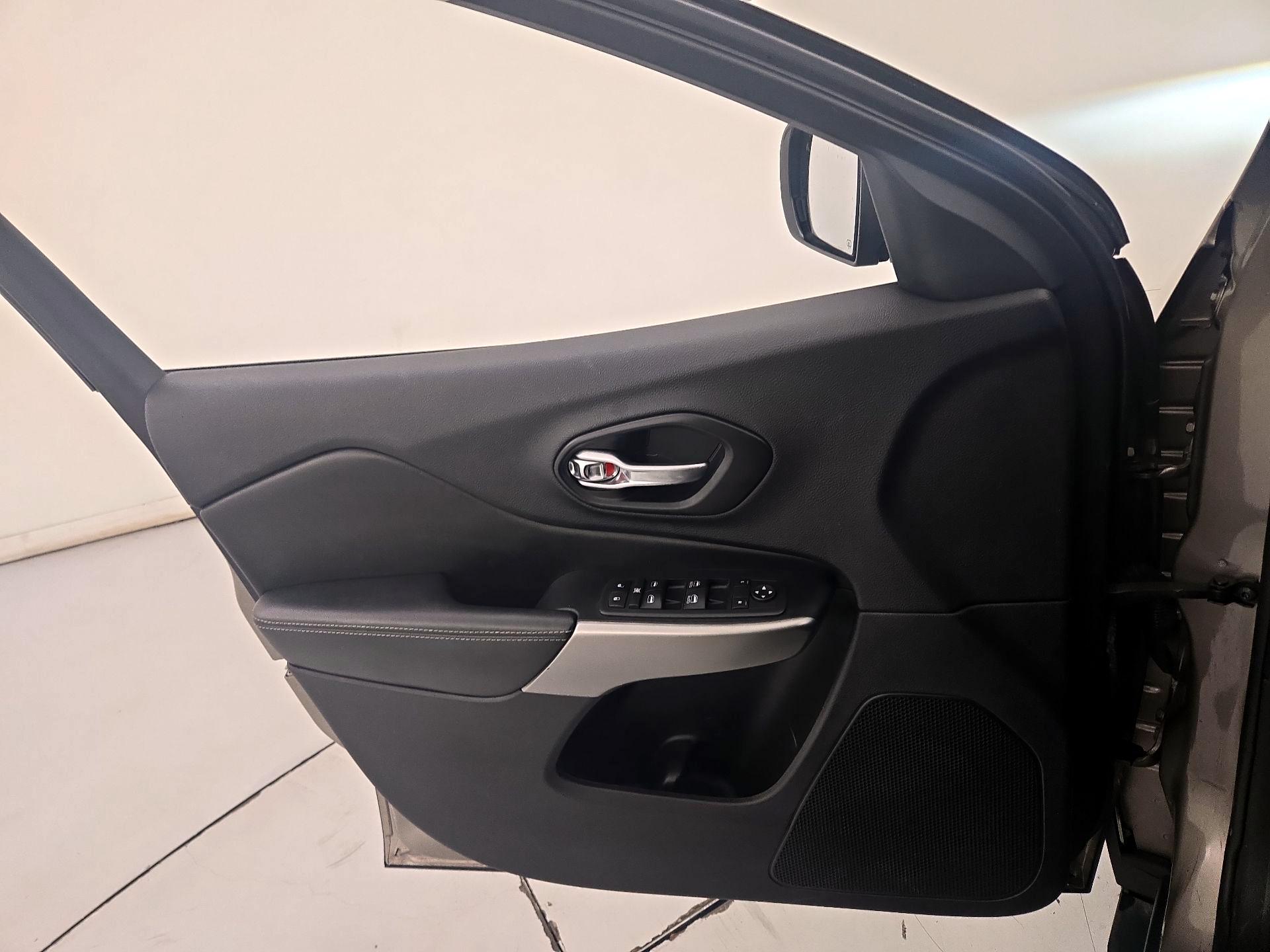 Thumbnail: 2021 Jeep Cherokee - 12