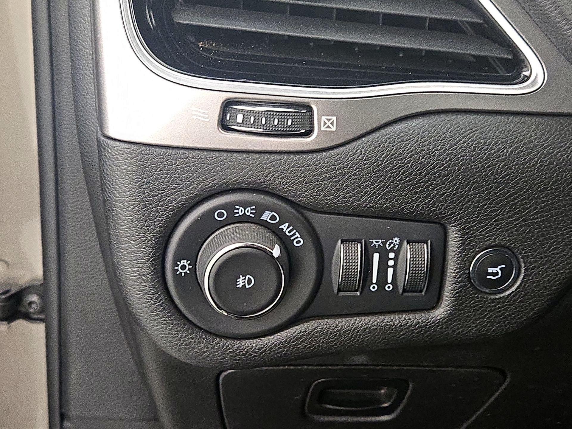 Thumbnail: 2021 Jeep Cherokee - 13