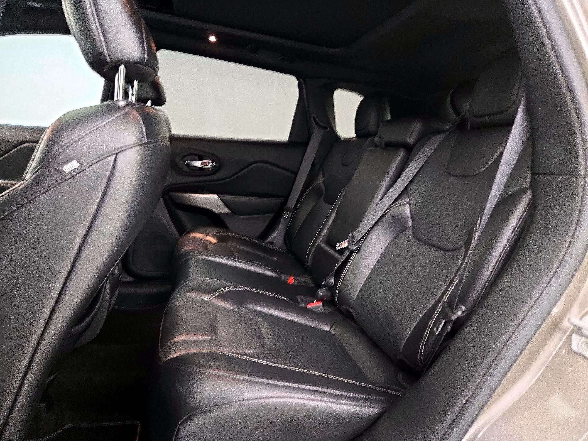 Thumbnail: 2021 Jeep Cherokee - 20