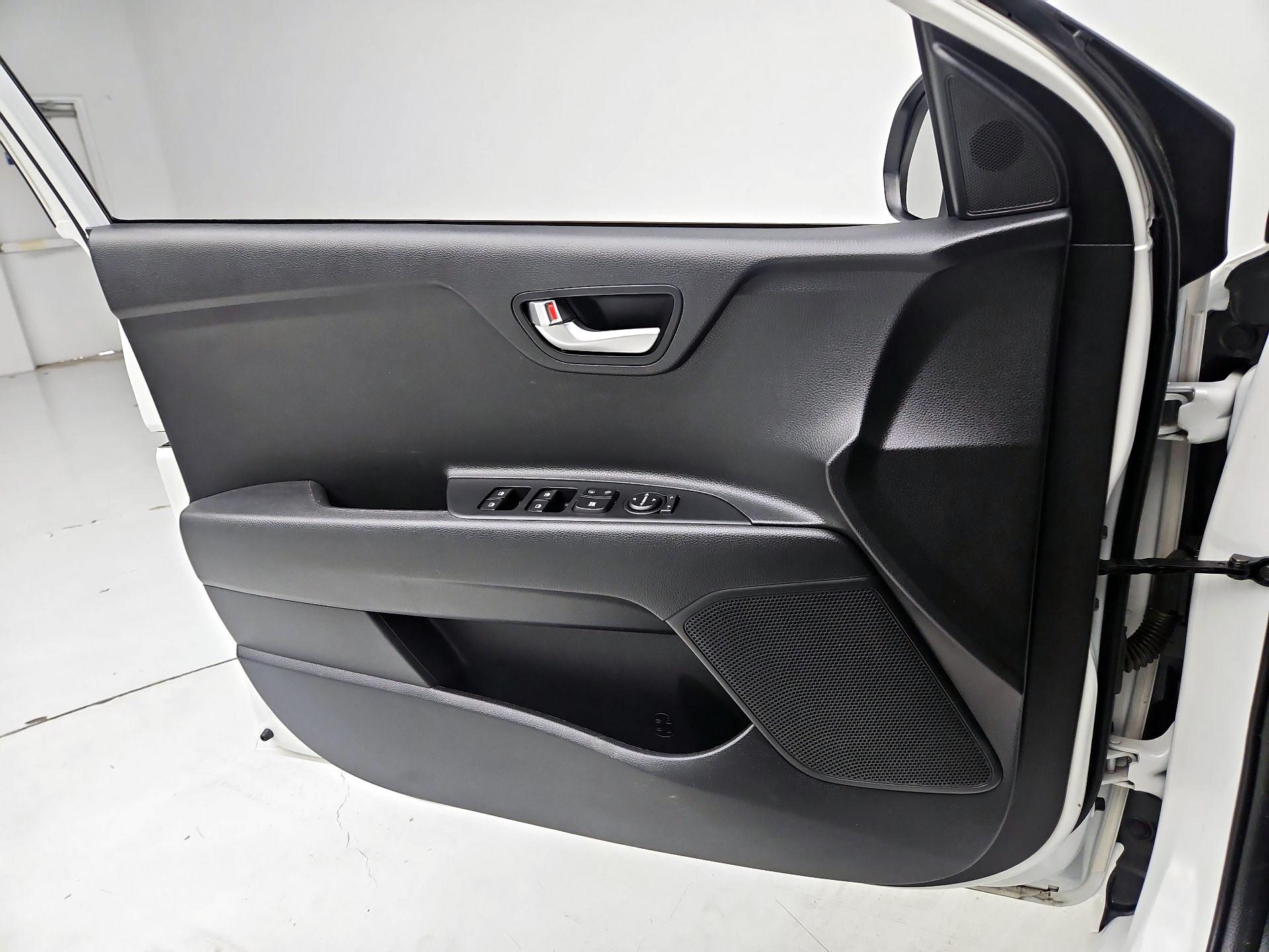 Thumbnail: 2023 Kia Rio - 12