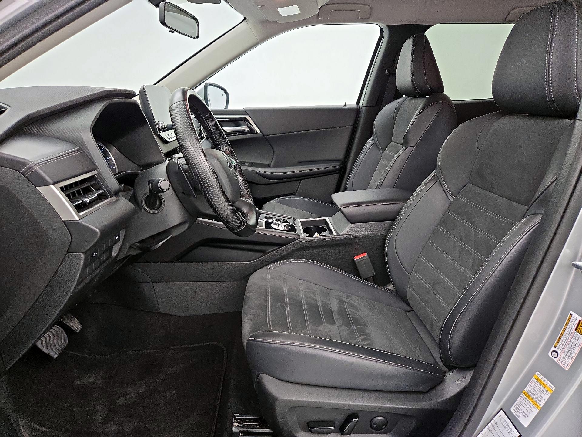 Thumbnail: 2024 Mitsubishi Outlander - 11