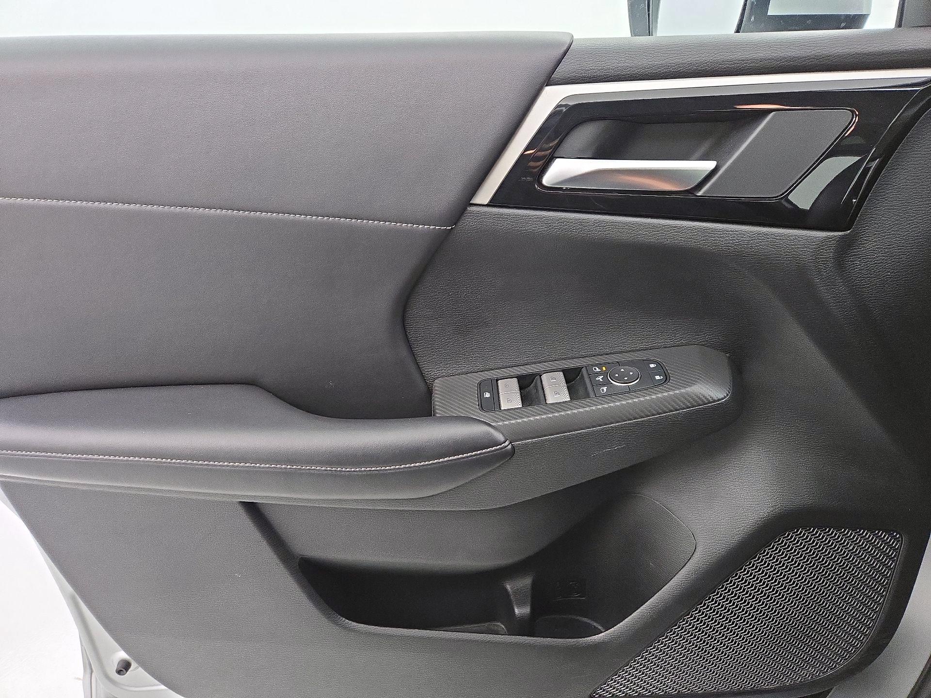 Thumbnail: 2024 Mitsubishi Outlander - 12