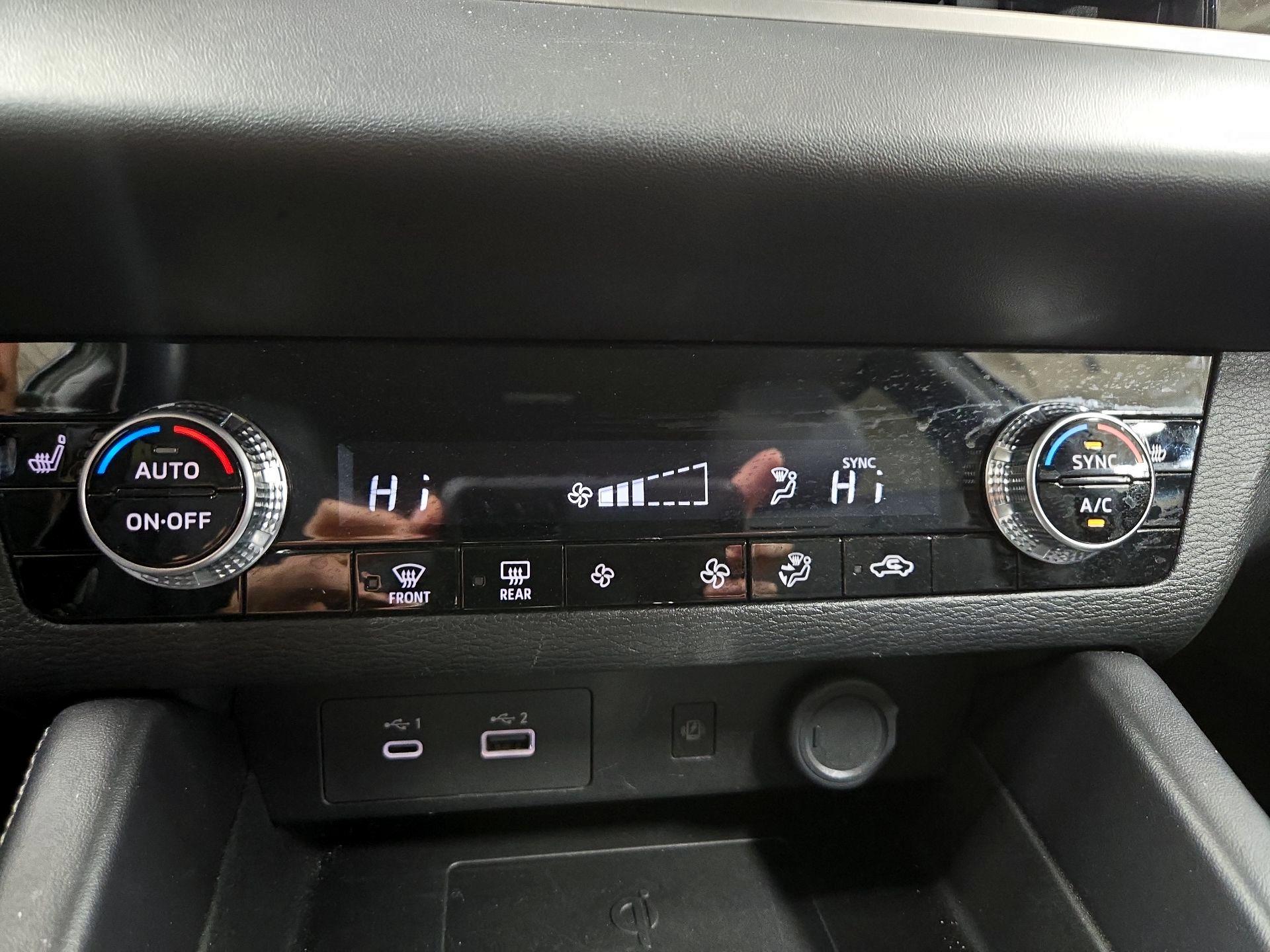 Thumbnail: 2024 Mitsubishi Outlander - 16