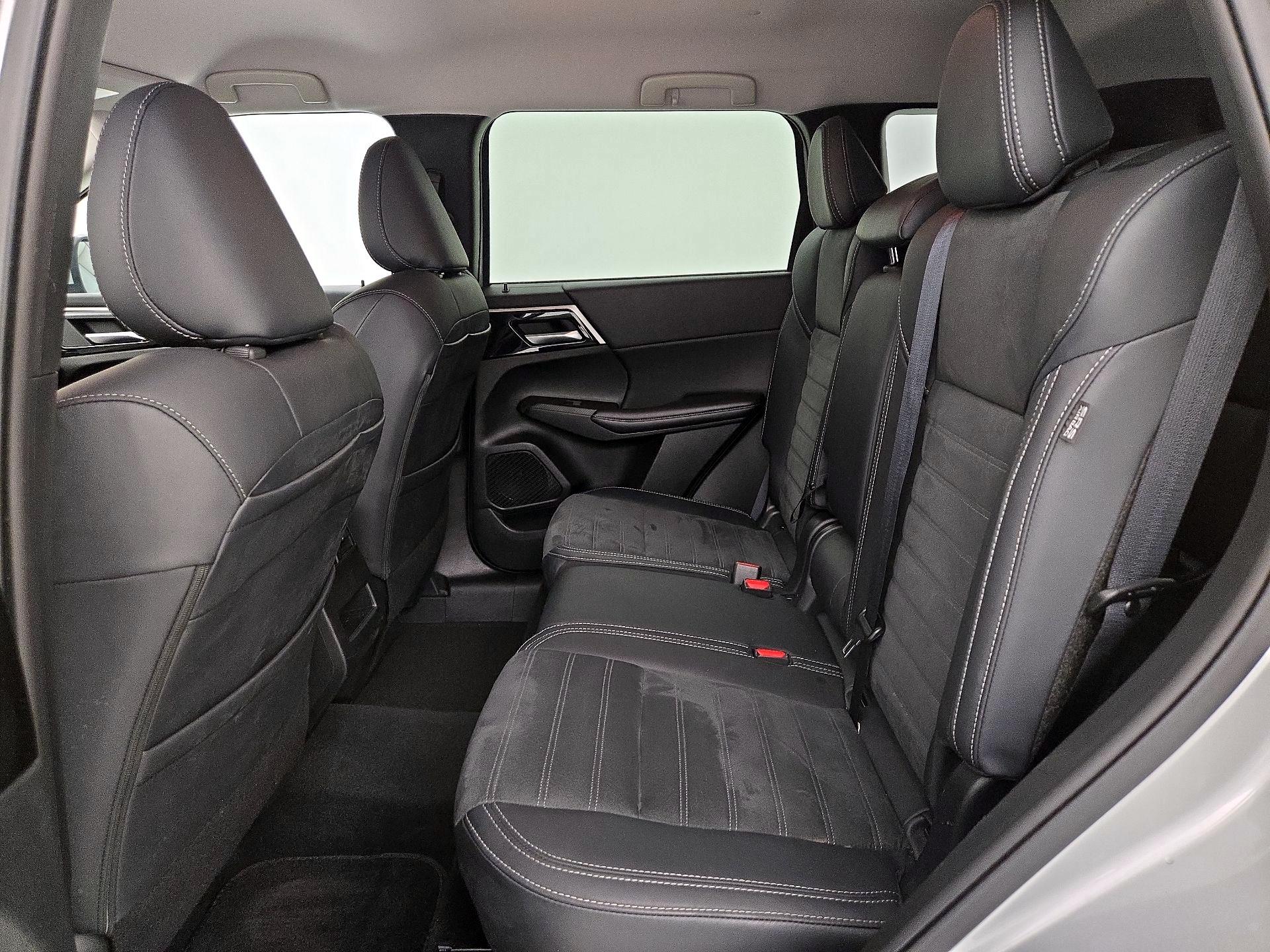 Thumbnail: 2024 Mitsubishi Outlander - 19