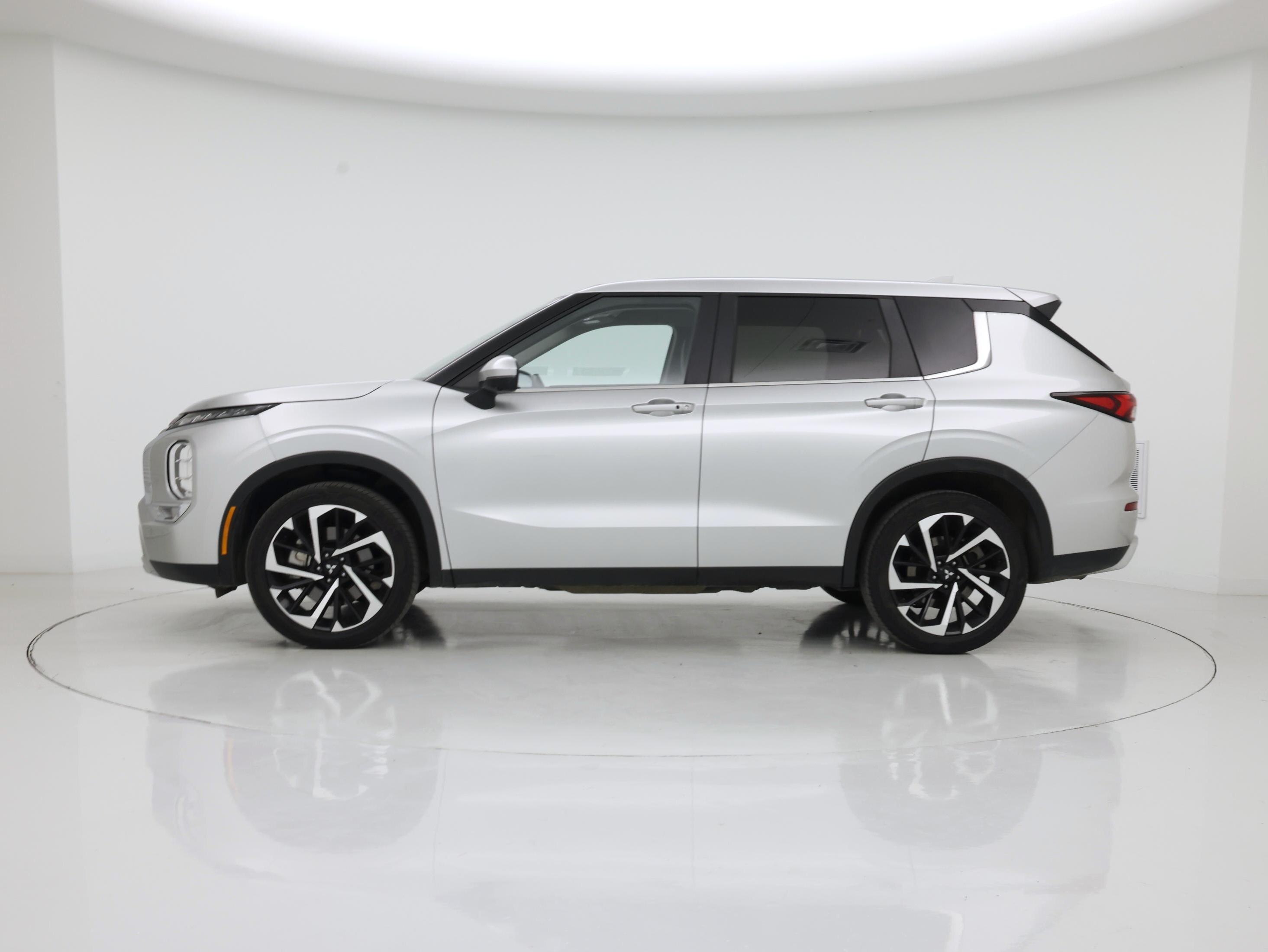 Thumbnail: 2024 Mitsubishi Outlander - 3