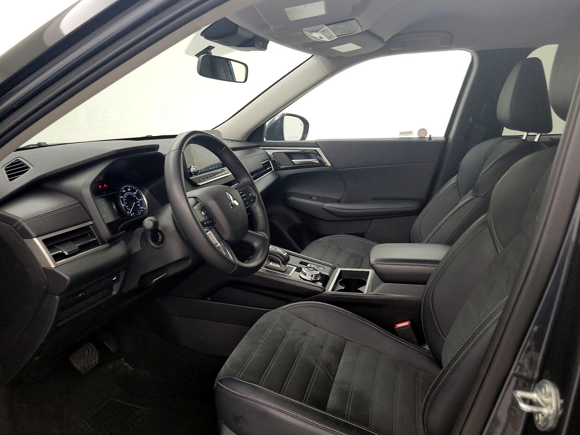 Thumbnail: 2024 Mitsubishi Outlander - 11