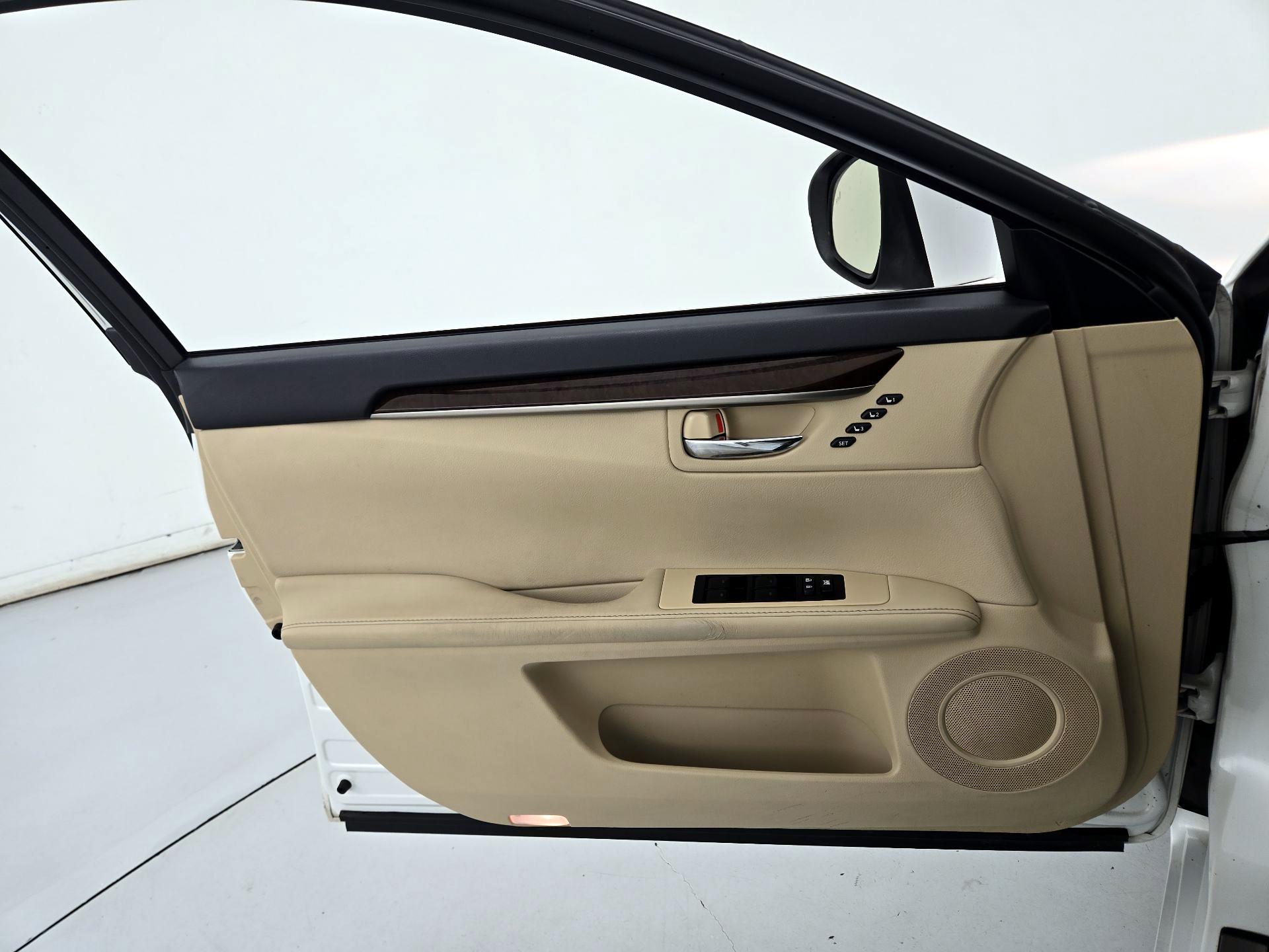 Thumbnail: 2015 Lexus ES - 12