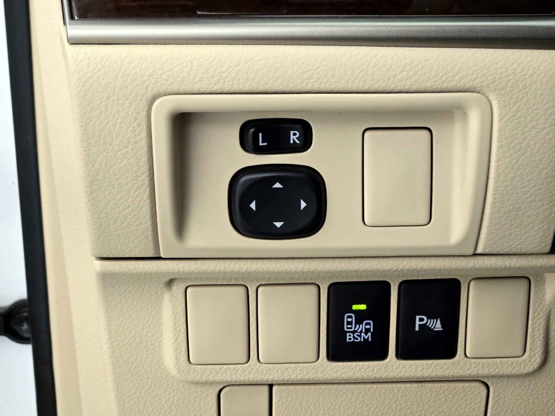 Thumbnail: 2015 Lexus ES - 13