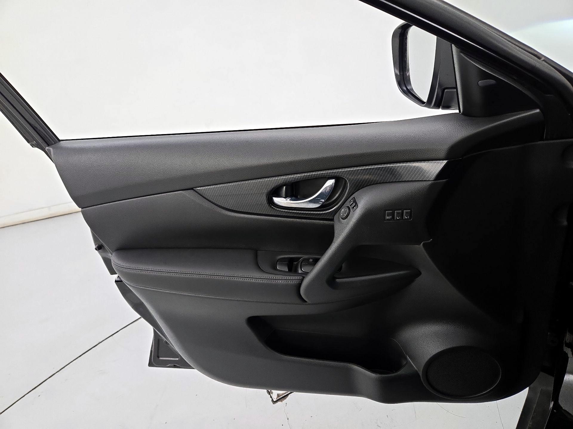 Thumbnail: 2017 Nissan Rogue - 12