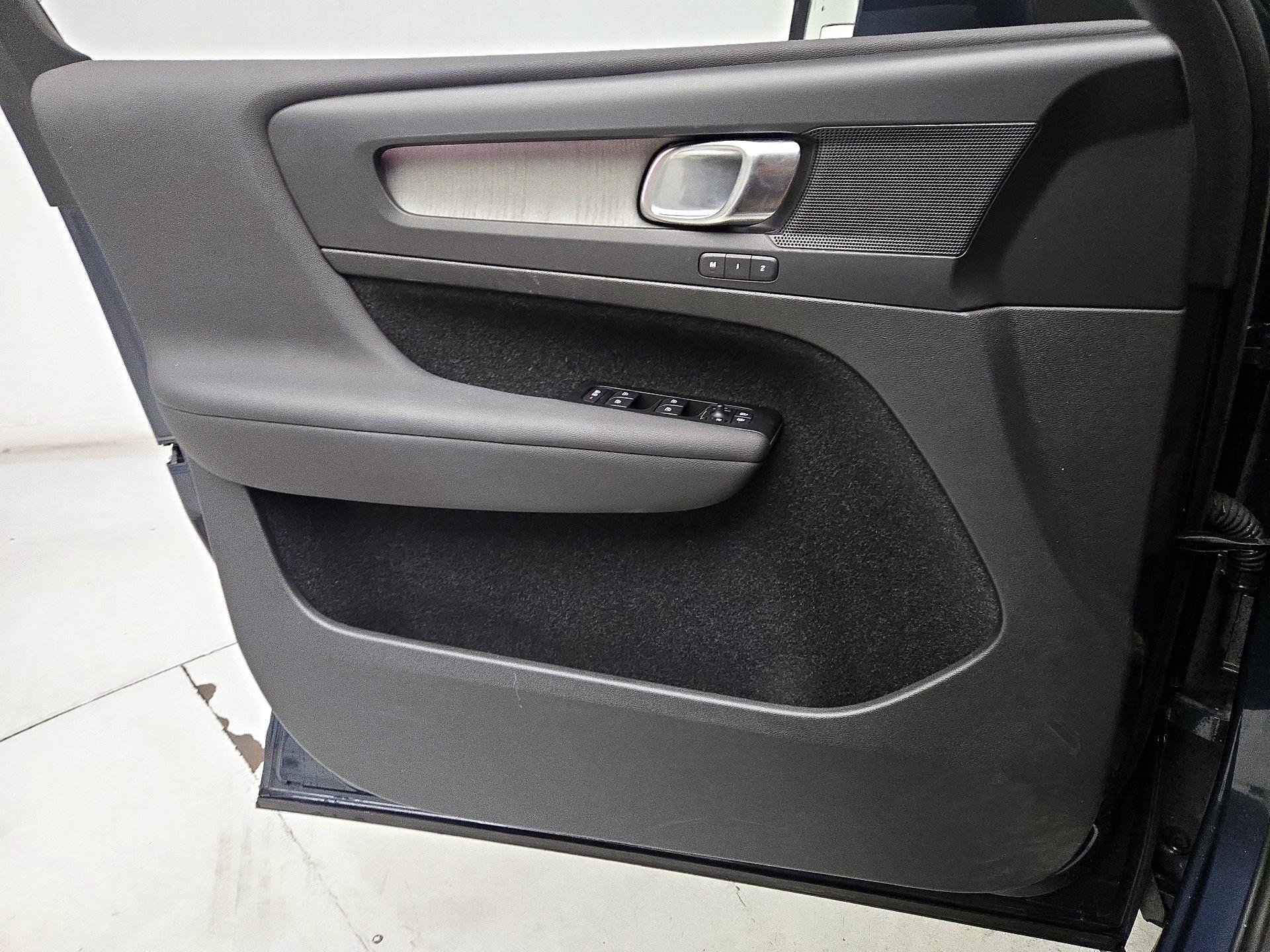 Thumbnail: 2021 Volvo XC40 - 12