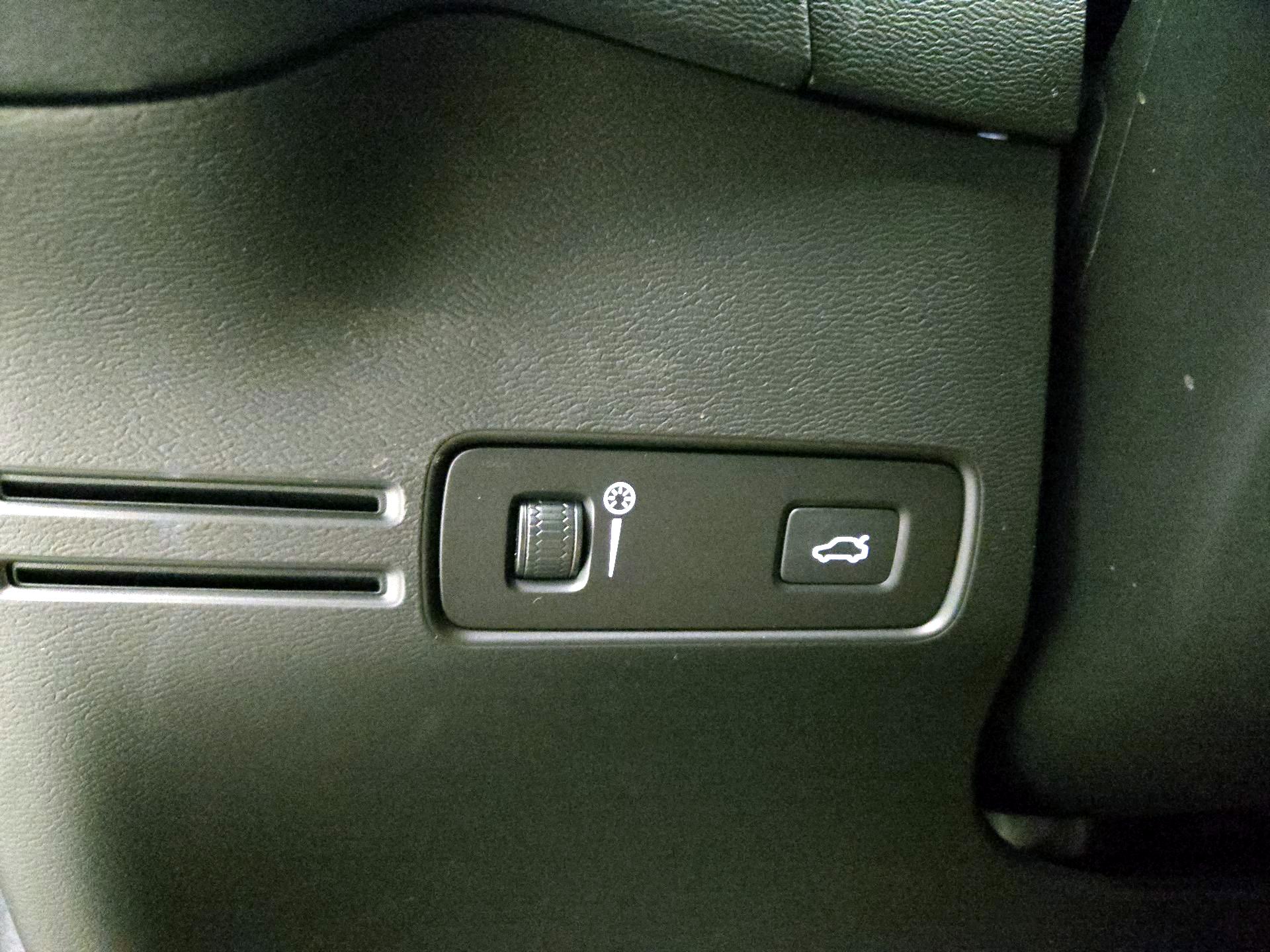 Thumbnail: 2021 Volvo XC40 - 13