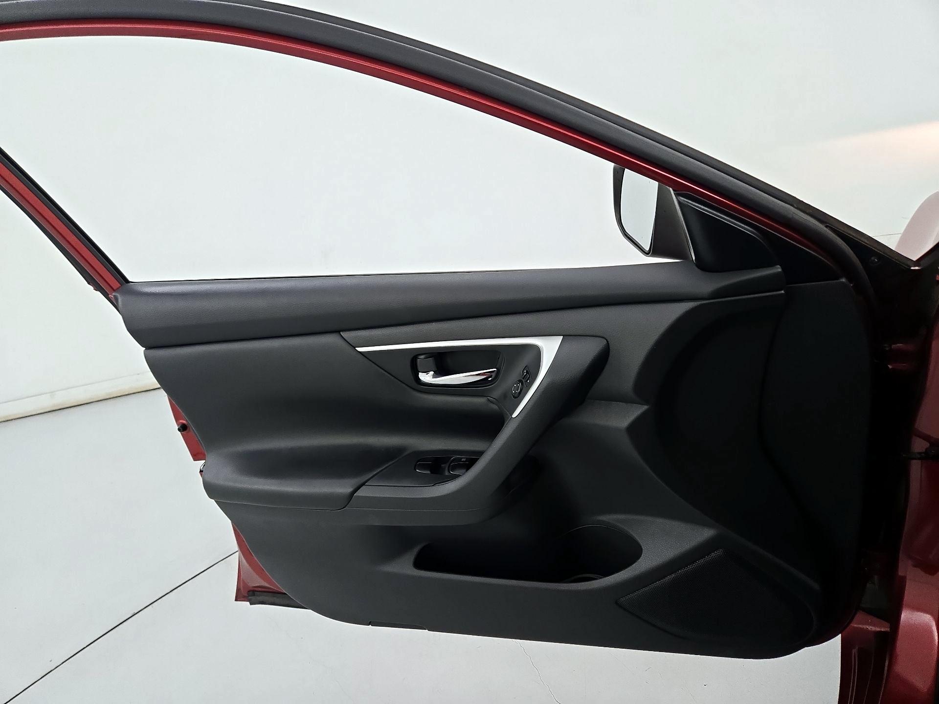 Thumbnail: 2016 Nissan Altima - 12