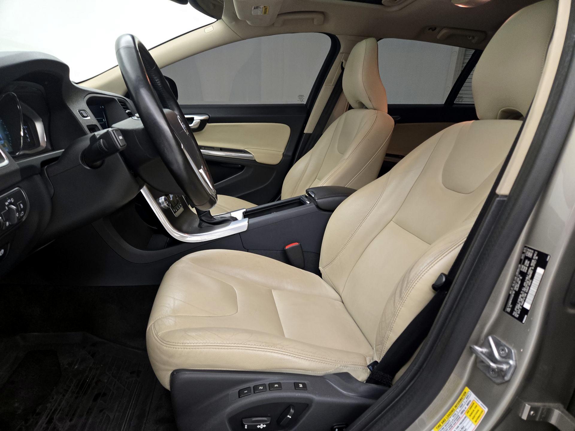 Thumbnail: 2016 Volvo V60 - 11