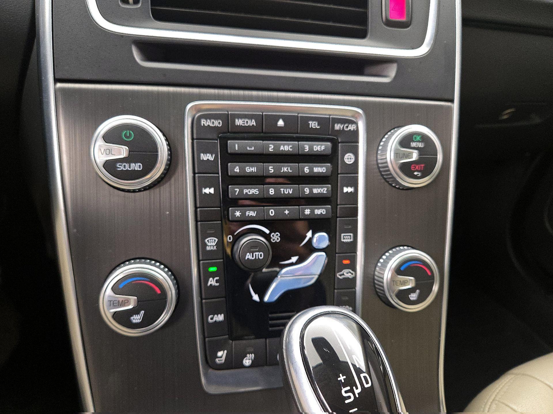 Thumbnail: 2016 Volvo V60 - 16