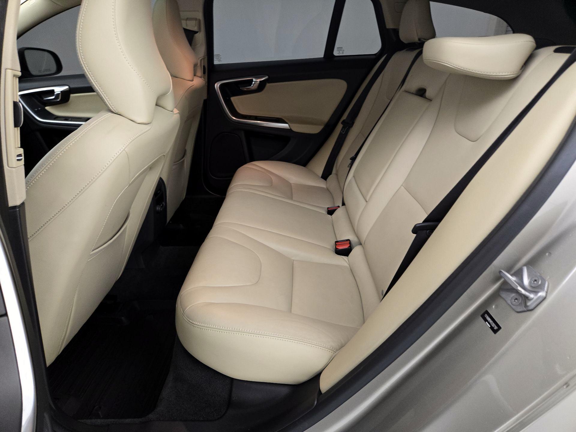 Thumbnail: 2016 Volvo V60 - 20