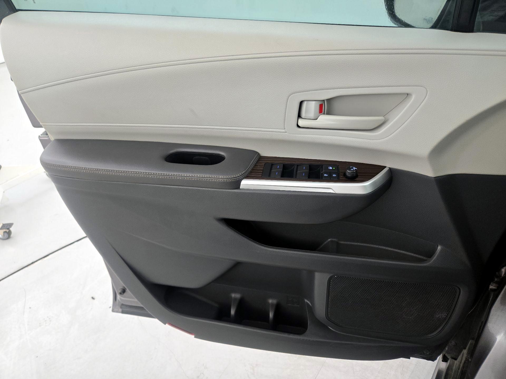 Thumbnail: 2021 Toyota Sienna - 12