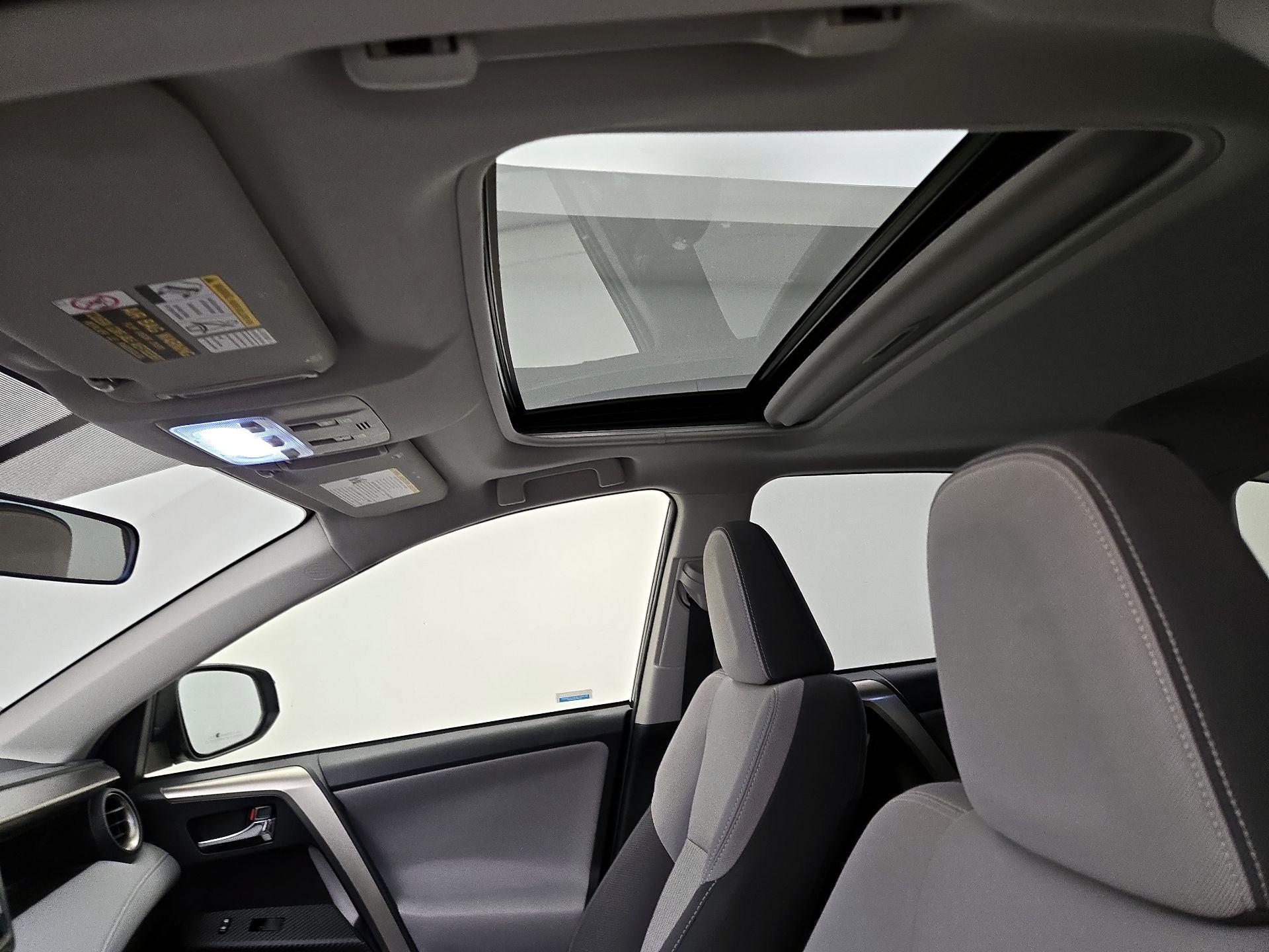 Thumbnail: 2015 Toyota RAV4 - 20