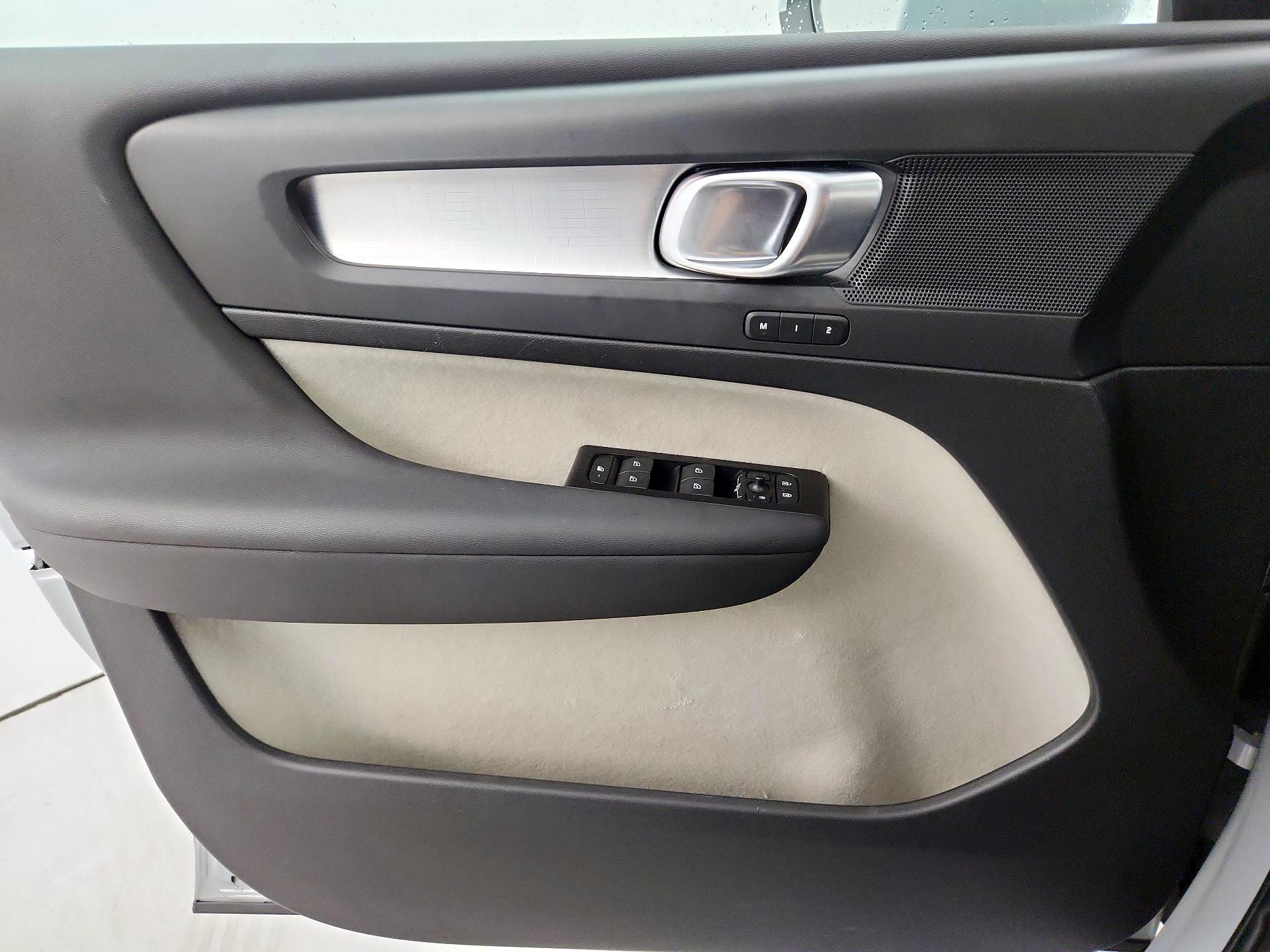 Thumbnail: 2022 Volvo XC40 - 12